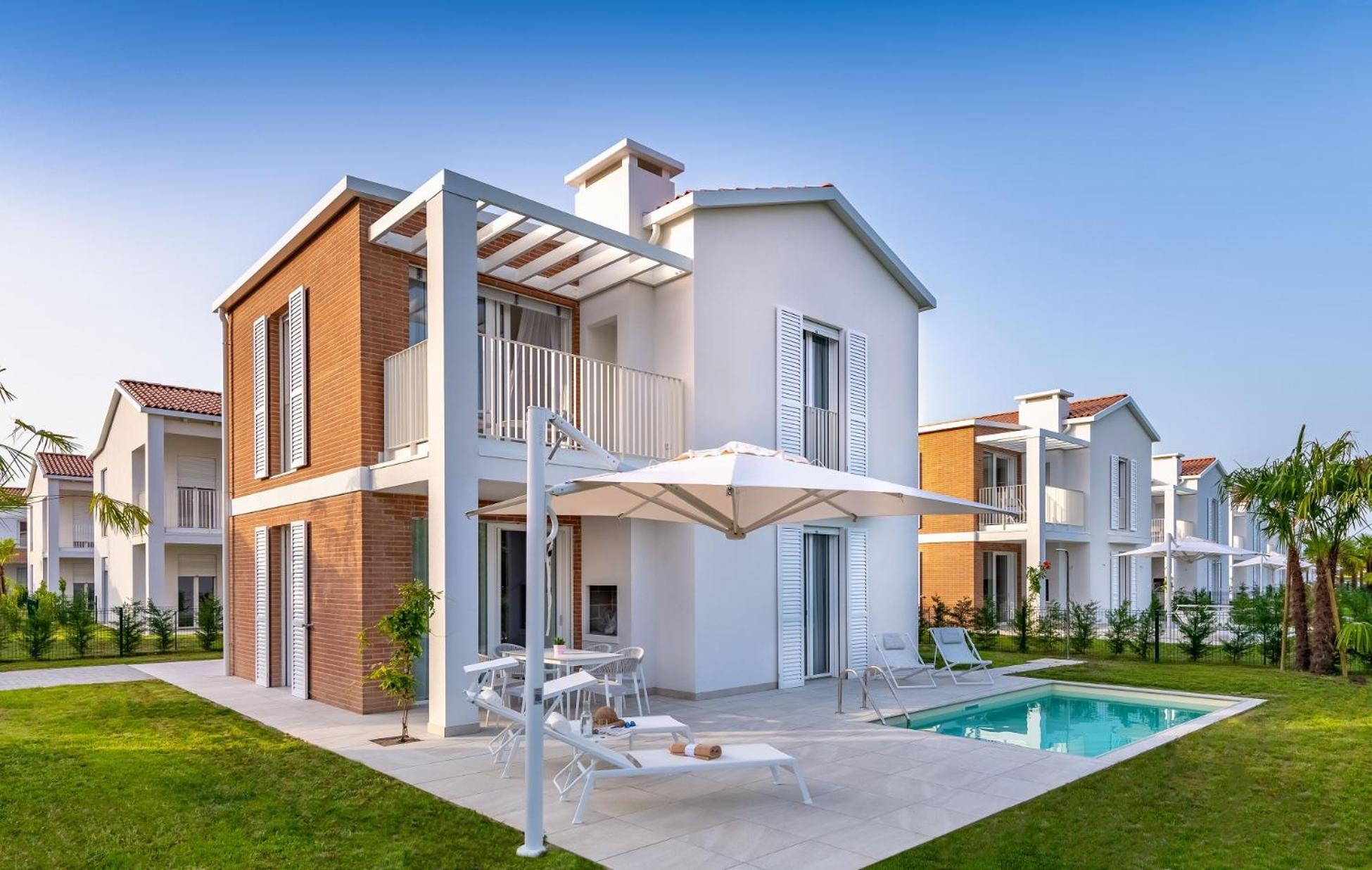 Hotel Pareus Beach Resort - Image 1