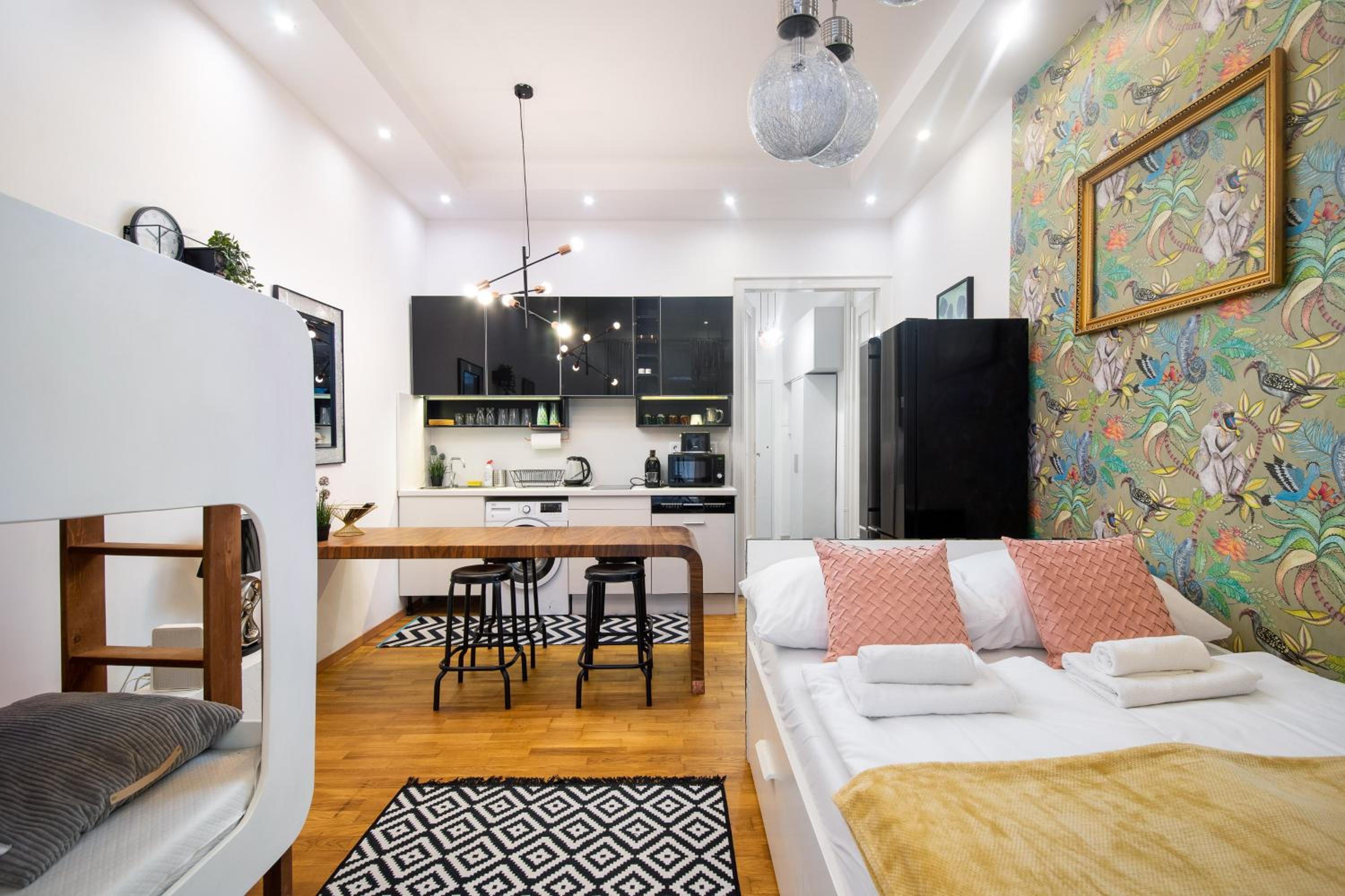 ECONOMY downtown design apartments - FREE PARKING - balcony - super puplic transport - AC view 4