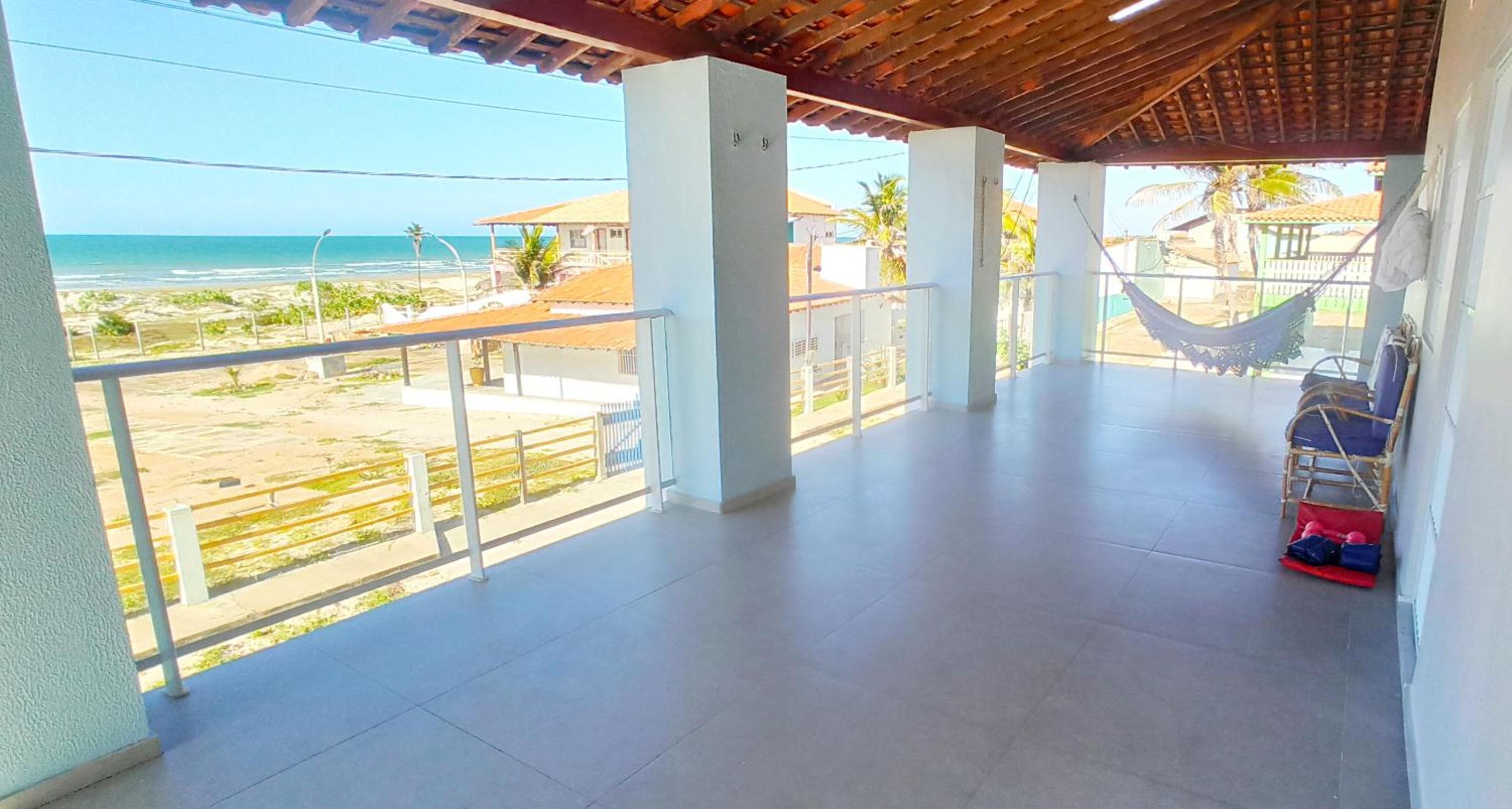 Casa duplex beira mar reformada com piscina no Peito Moça