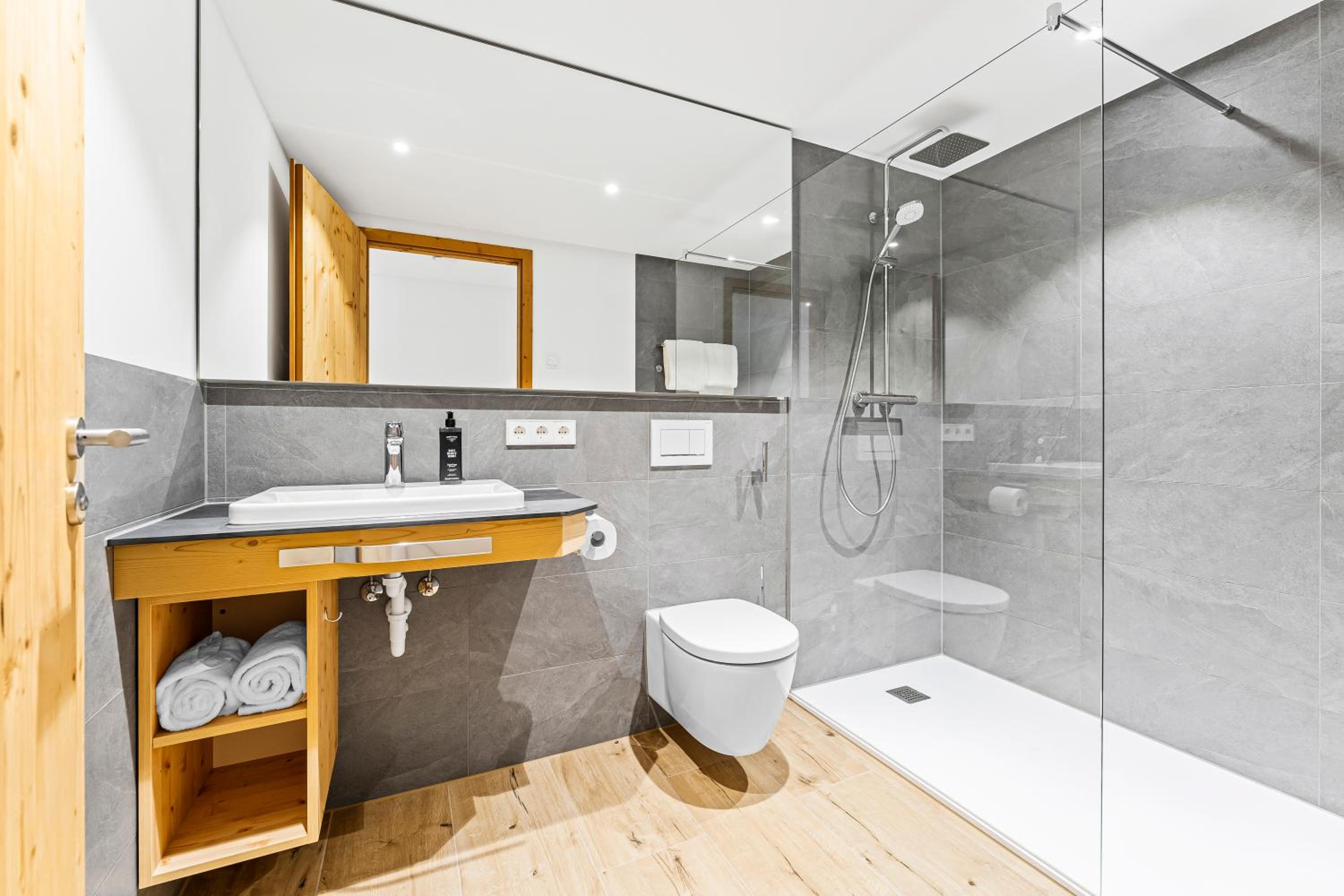 SCHWARZENBACH - Apartments & Rooftop Pool