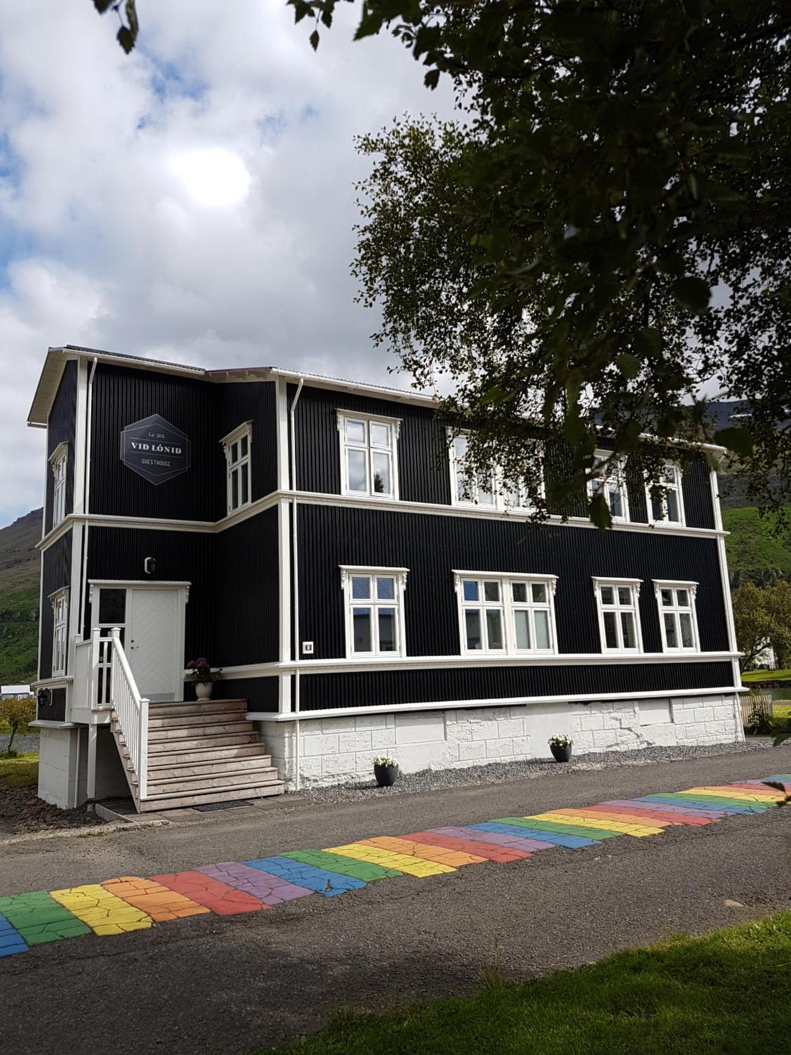 Við Lónið Guesthouse
