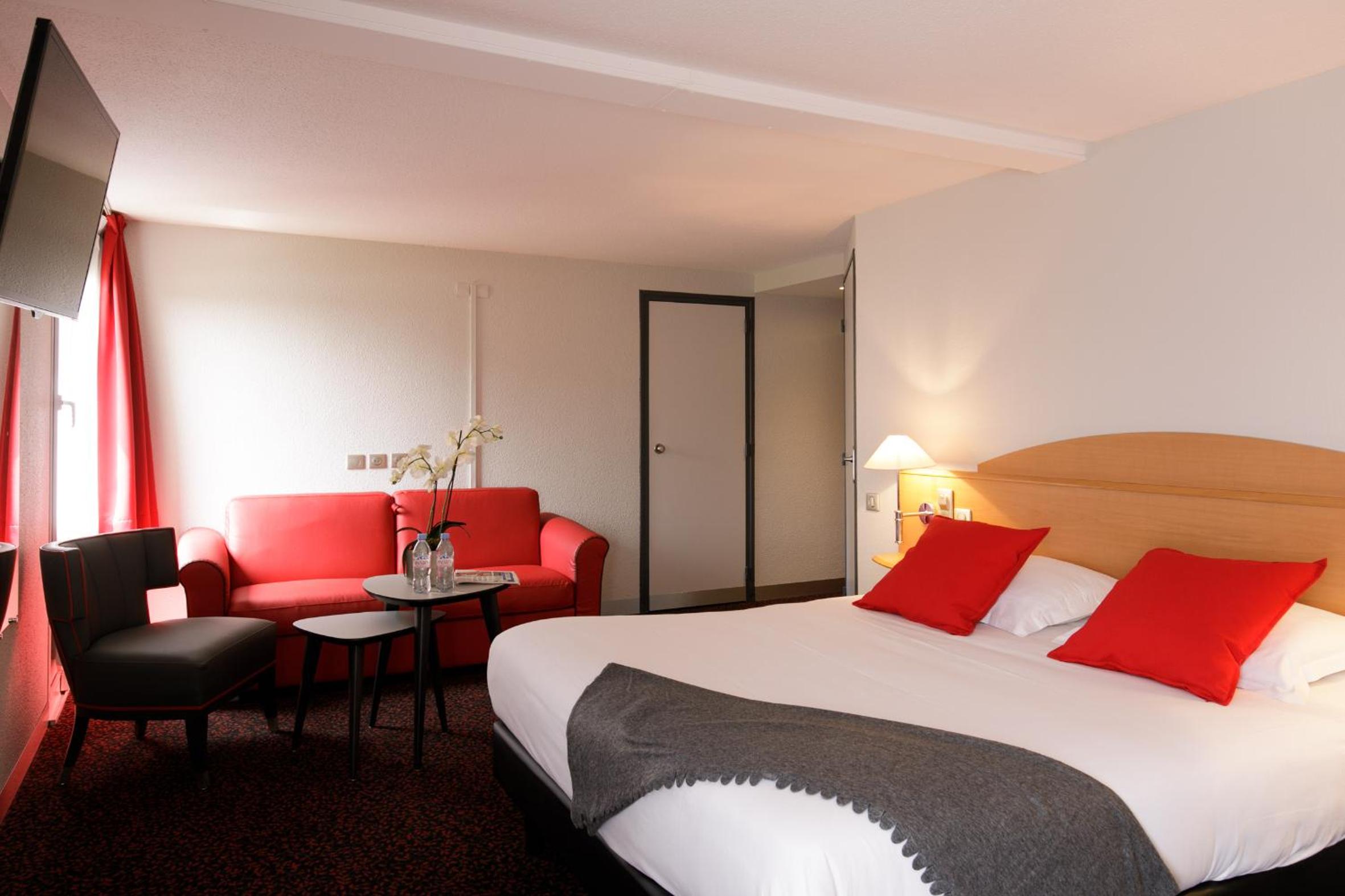 Chartres Vacations - Logis Hotel L'Oree de Chartres - Barjouville - Property Image 2