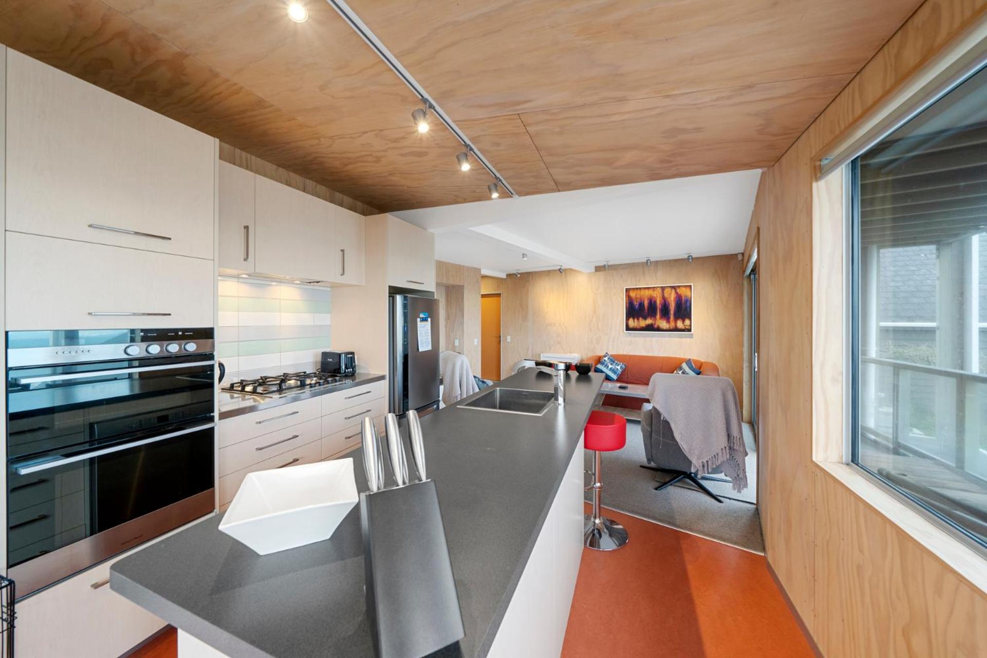 Rippling Waves Lookout - Raumati South Home view 2