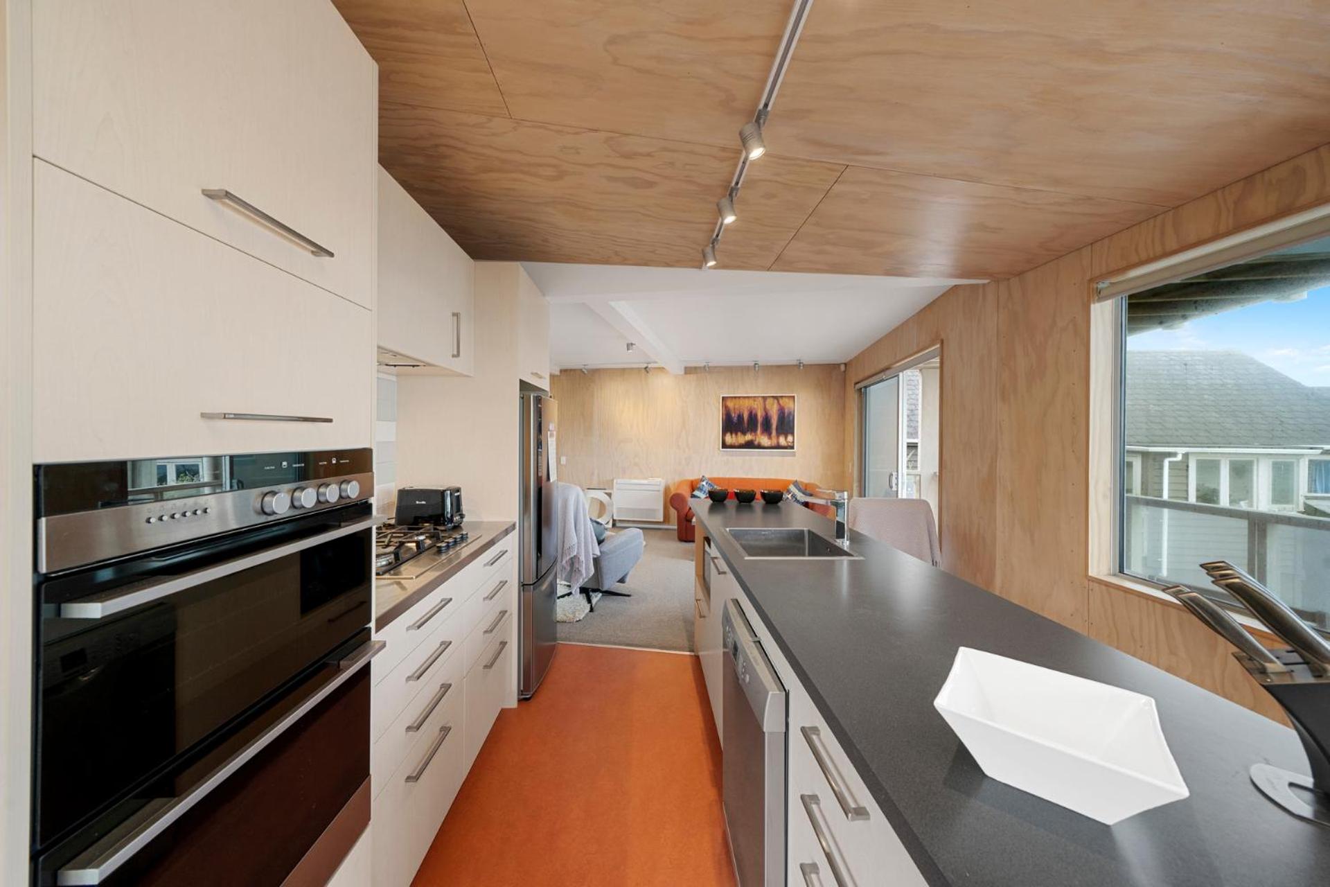 Rippling Waves Lookout - Raumati South Home view 3