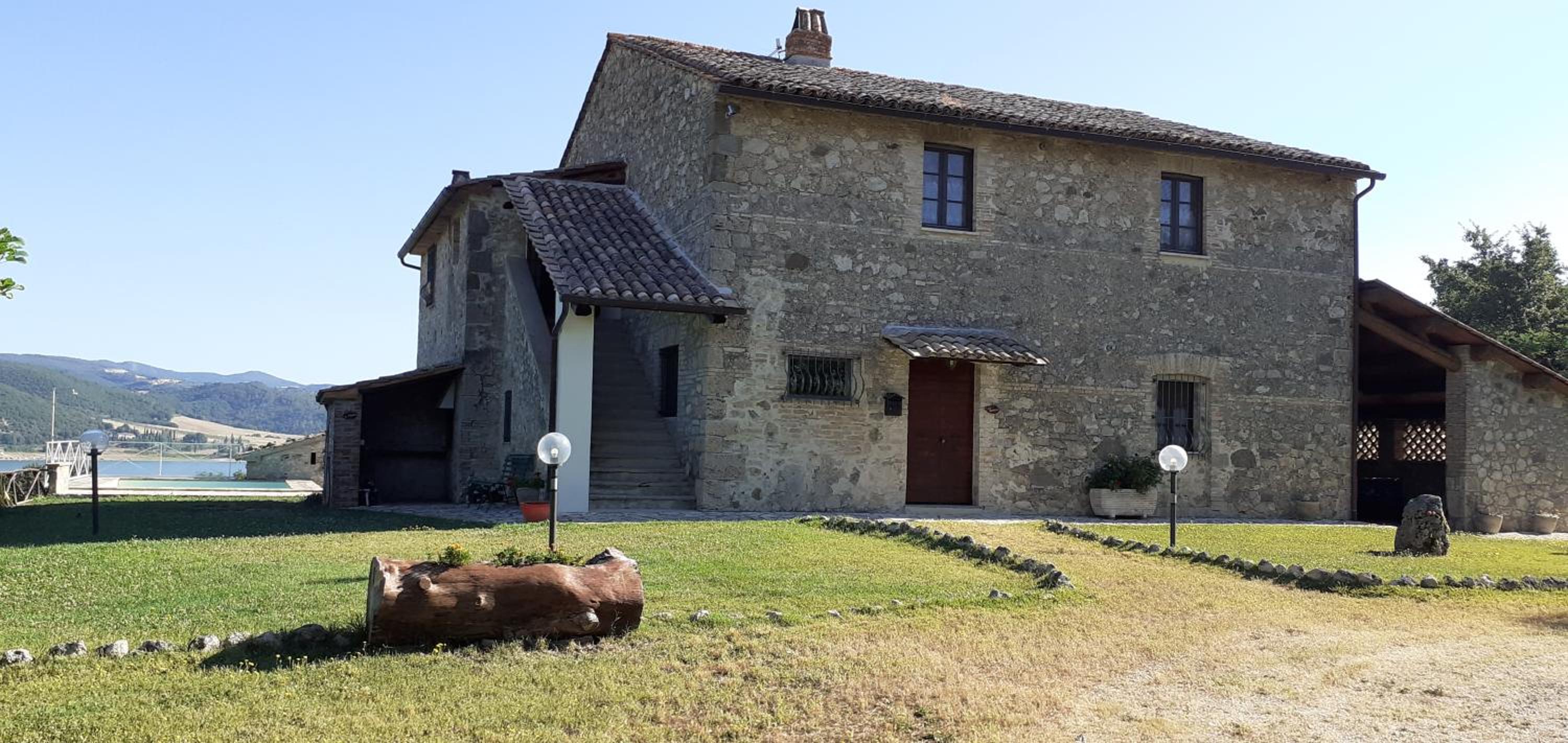 SCAPPO IN UMBRIA, casale al lago