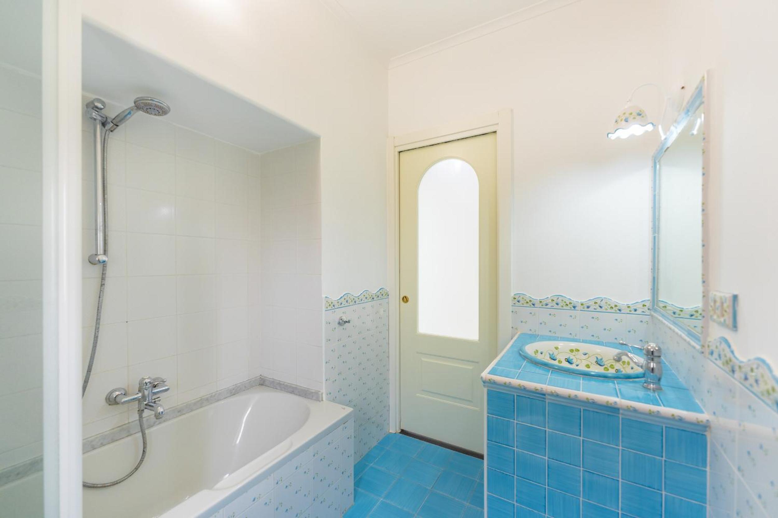 Il Poeta en Procida — bathroom