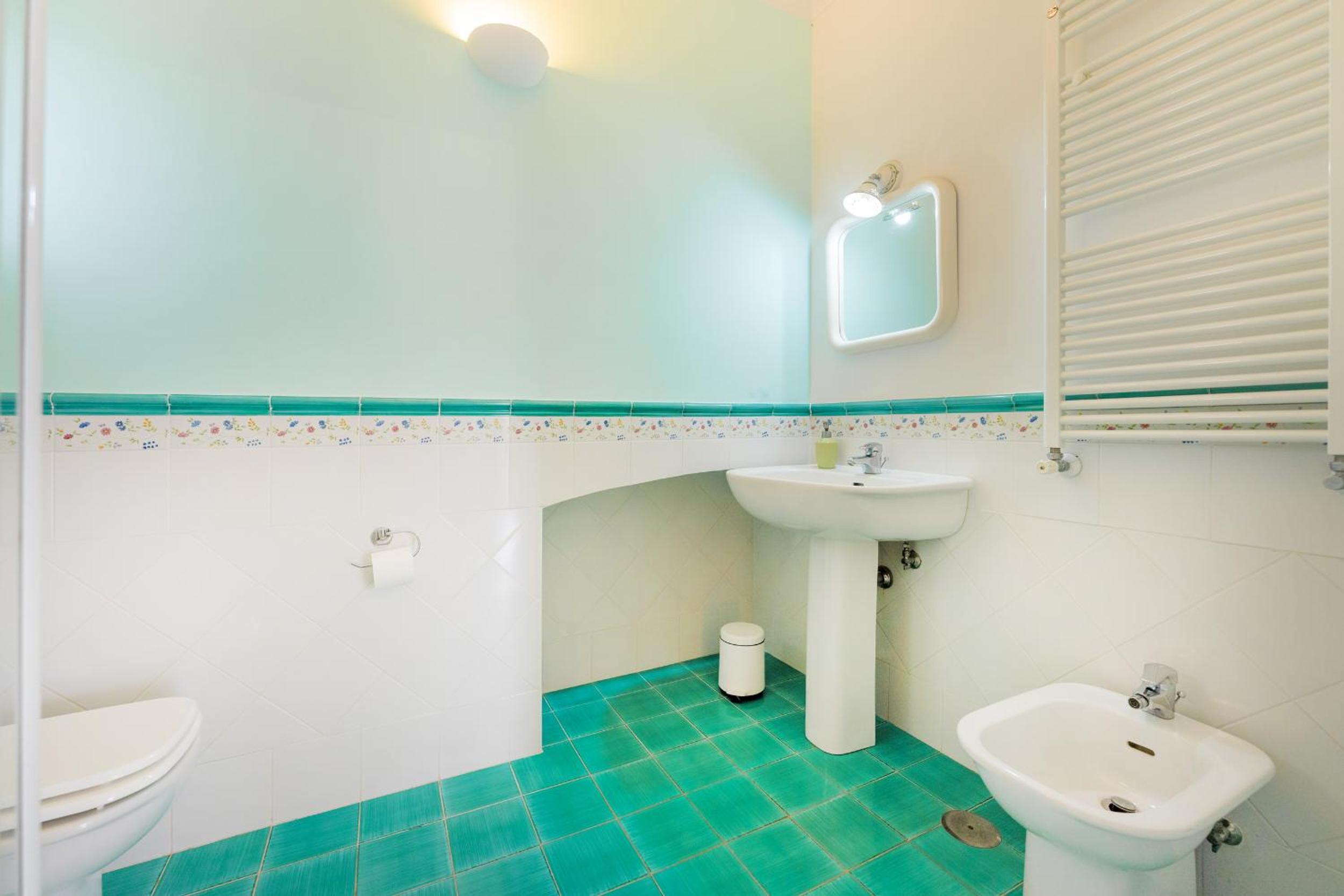Il Poeta en Procida — bathroom