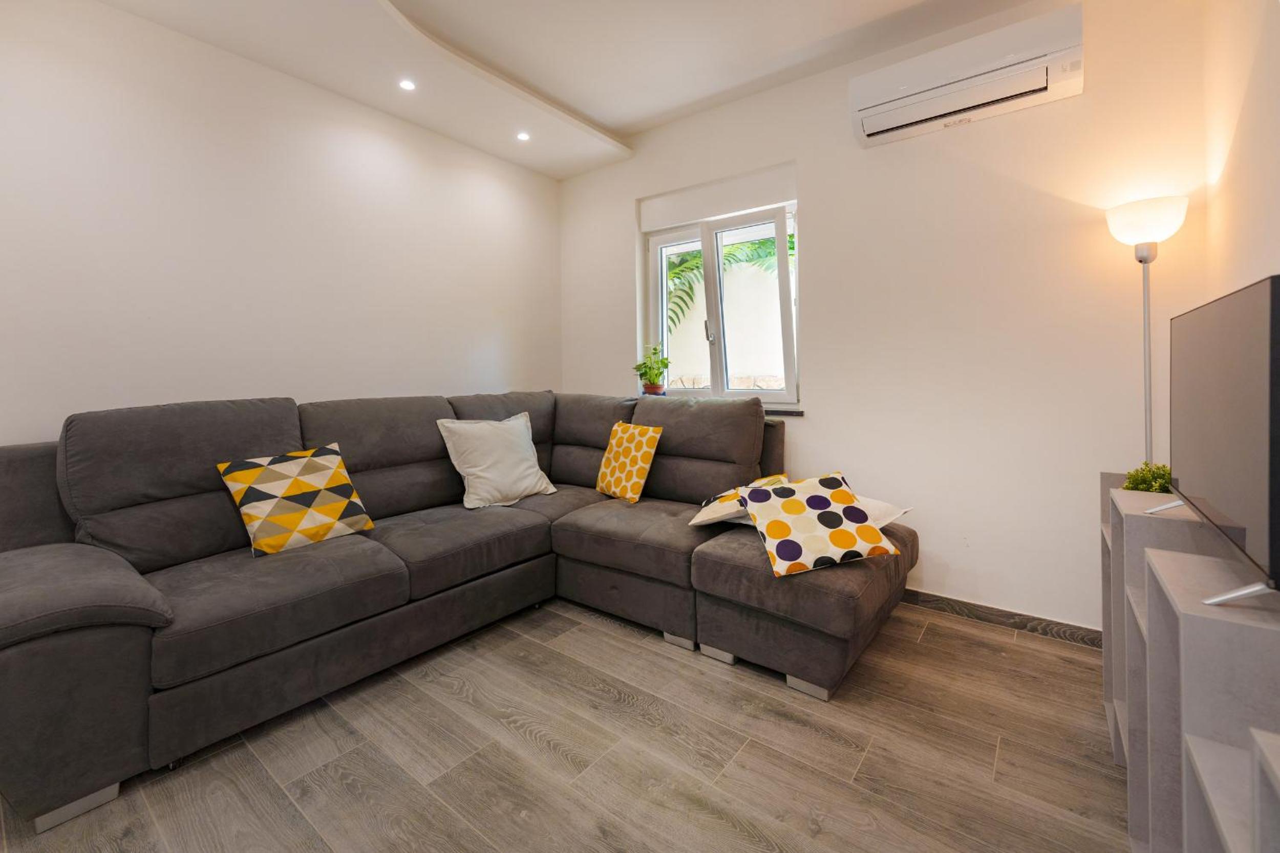 Il Poeta en Procida — living room