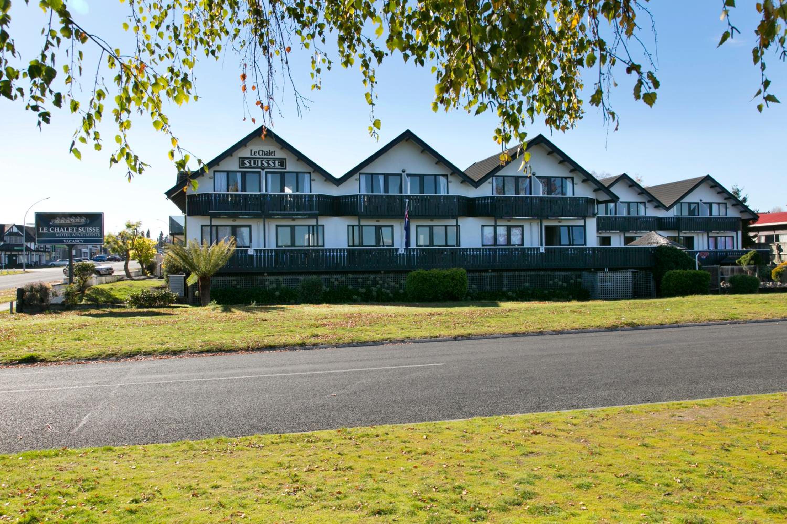 Le Chalet Suisse Motel Taupo — photo 32