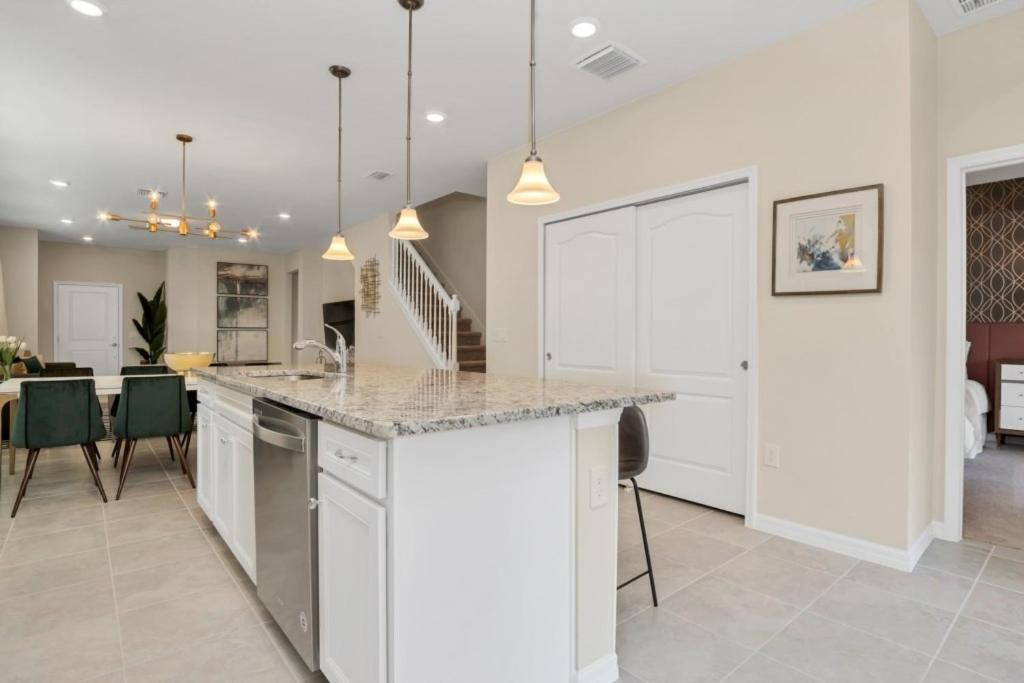 Best Resort Near Disney Private Pool & Spa Home! villa view 3