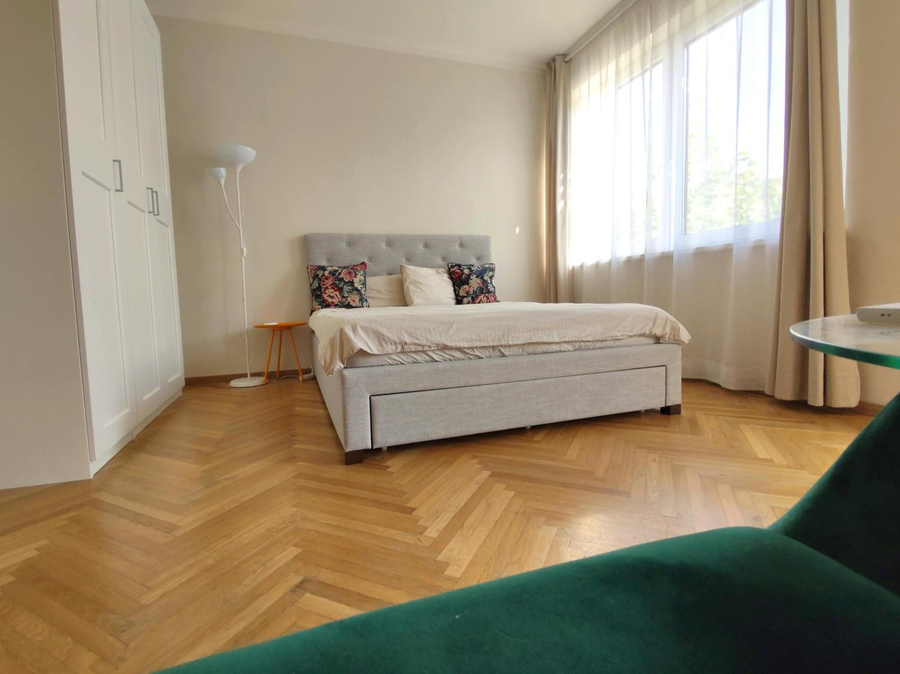 Big Stay - 4 Bedroom, 2 Bathroom Old Town Apartment with AC view 2