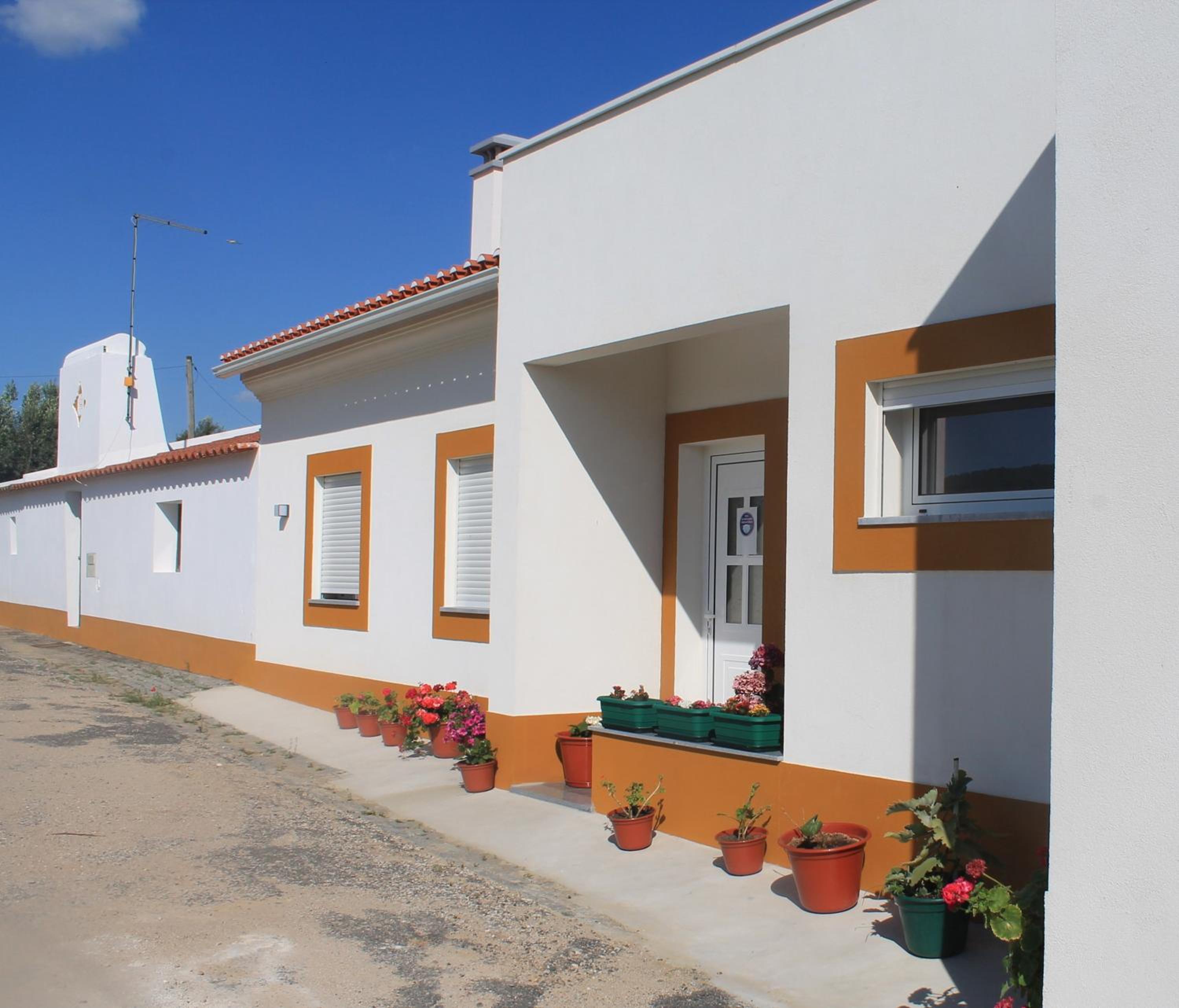 Hotel Girassol Alojamento Local - Image 1