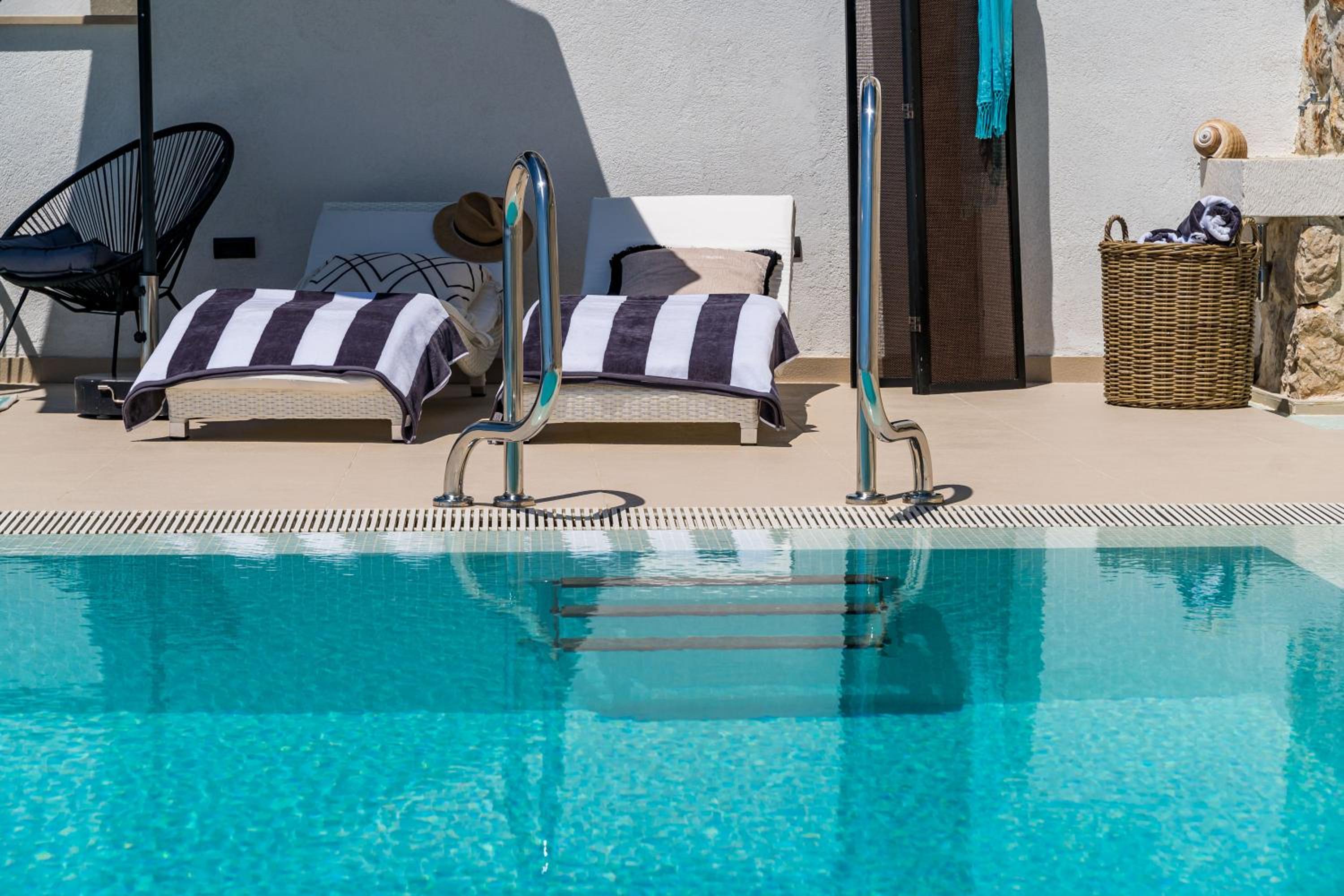Cosy Loft w Private Pool & Patio