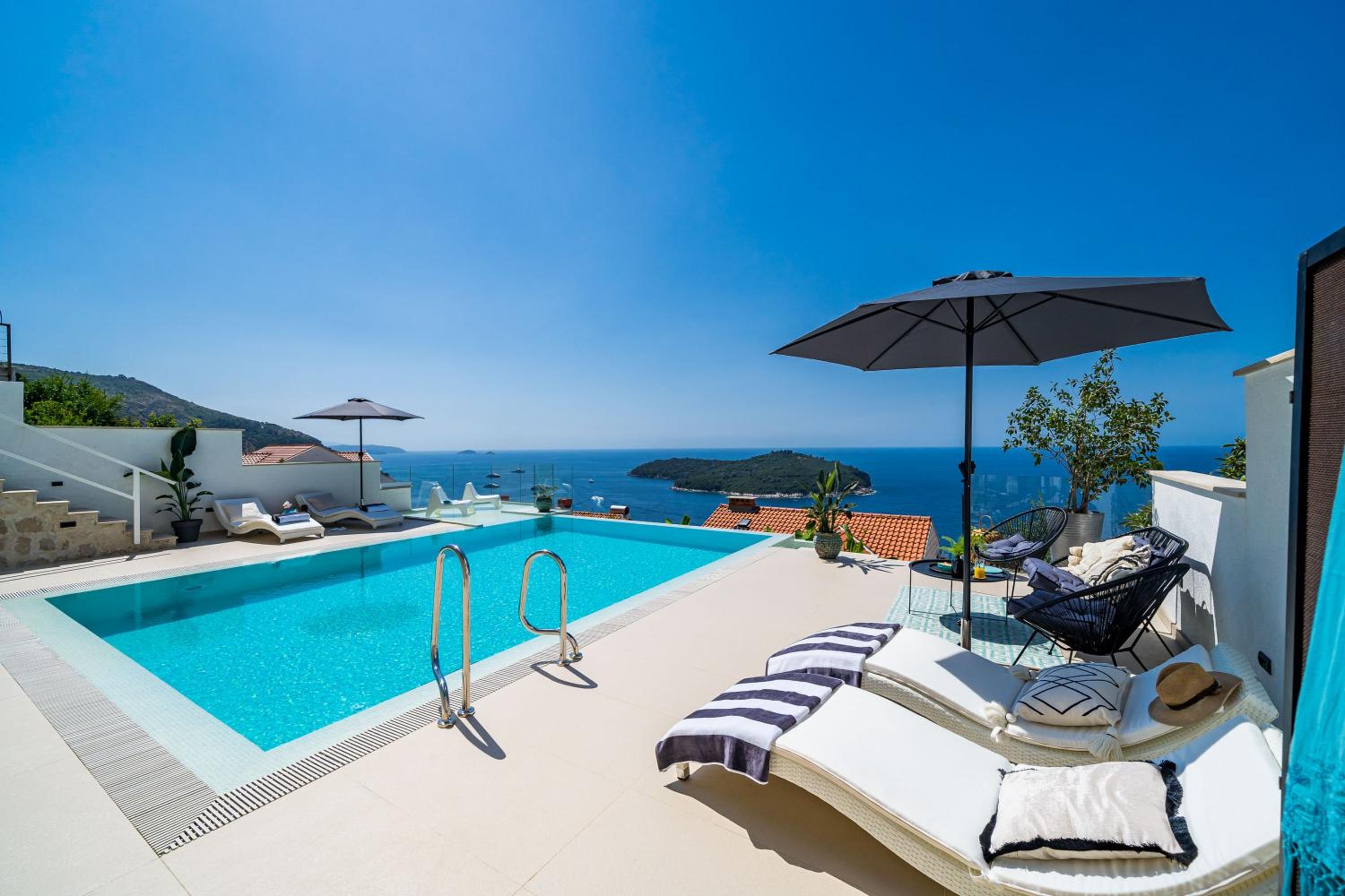 Cosy Loft w Private Pool & Patio