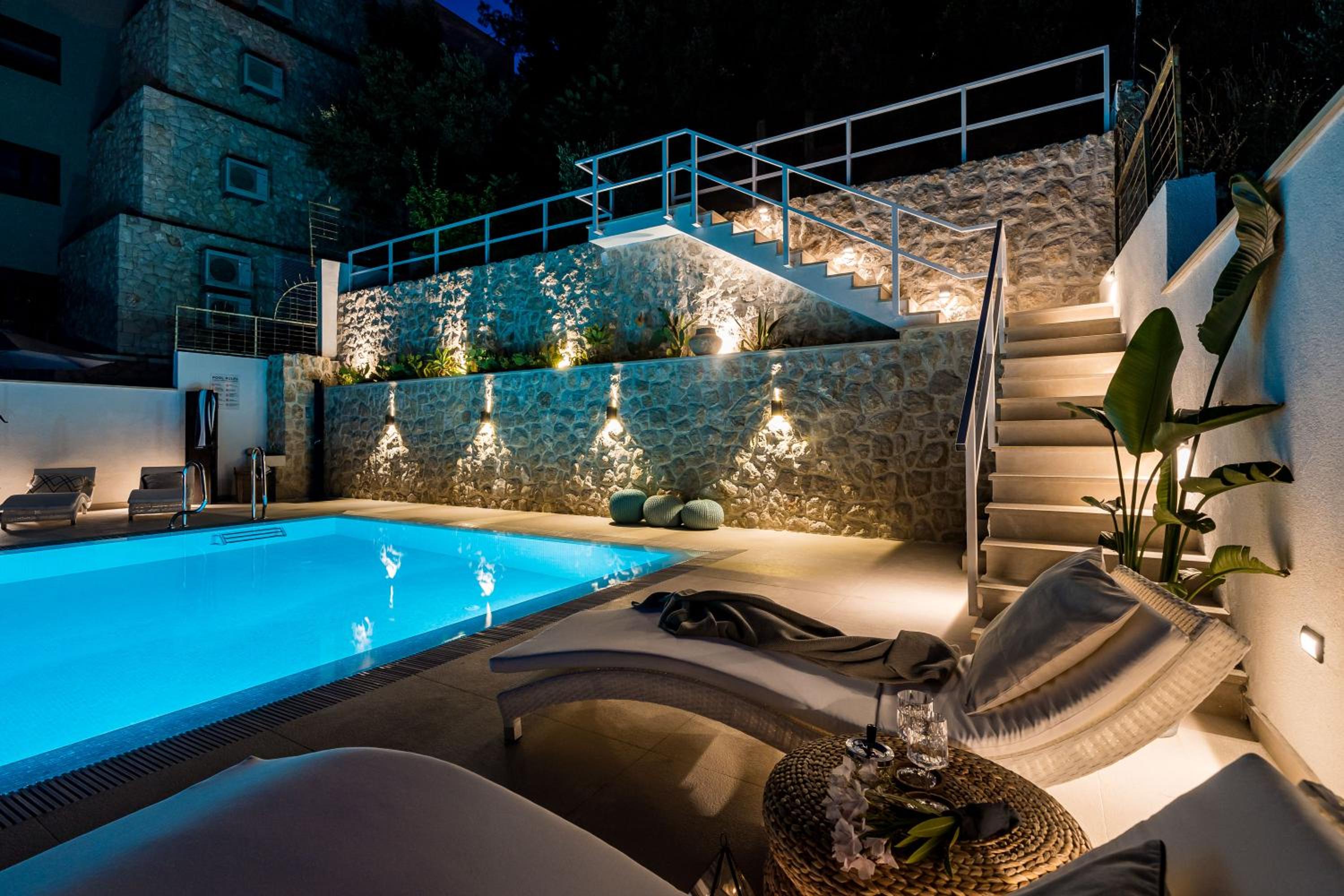 Cosy Loft w Private Pool & Patio