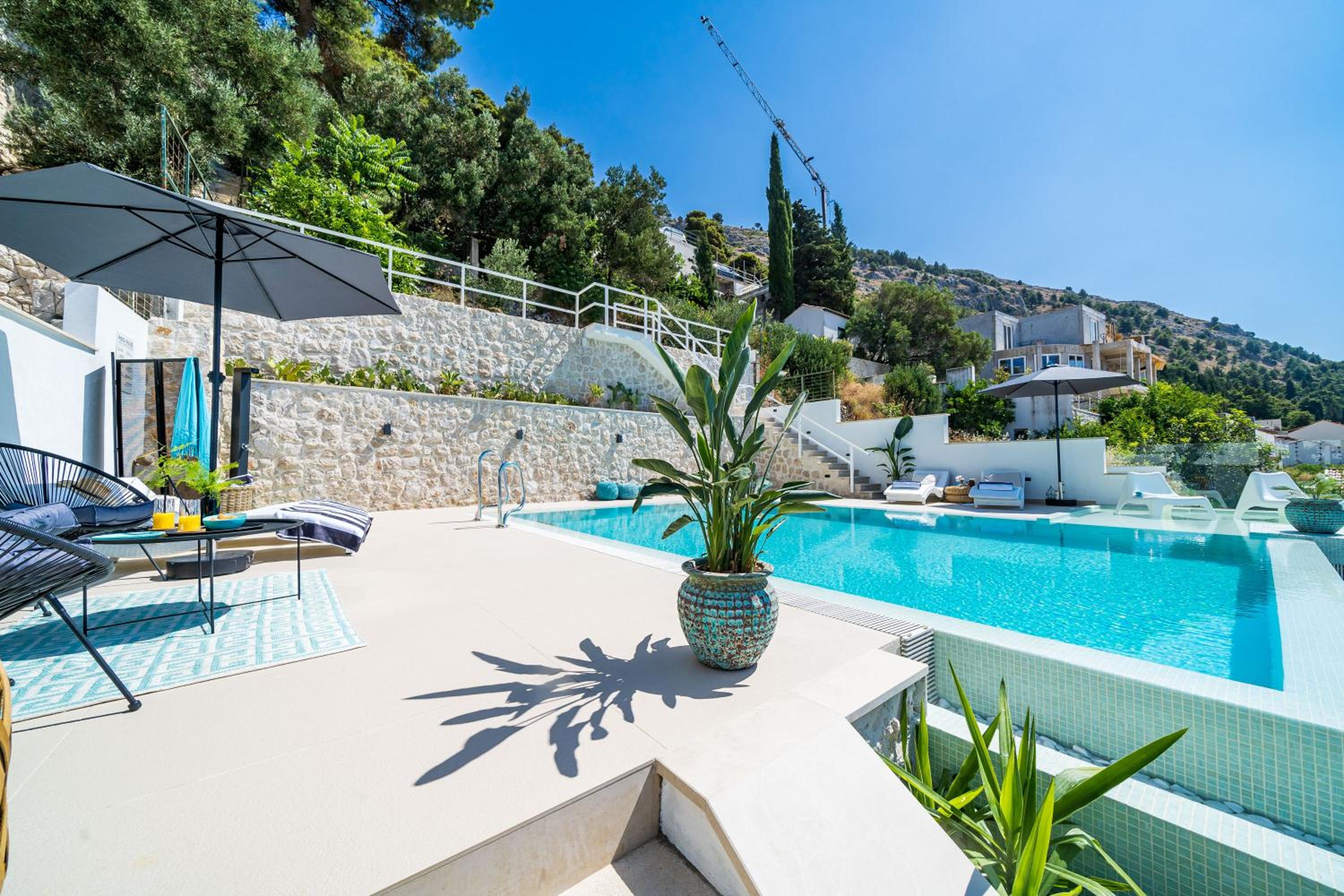 Cosy Loft w Private Pool & Patio