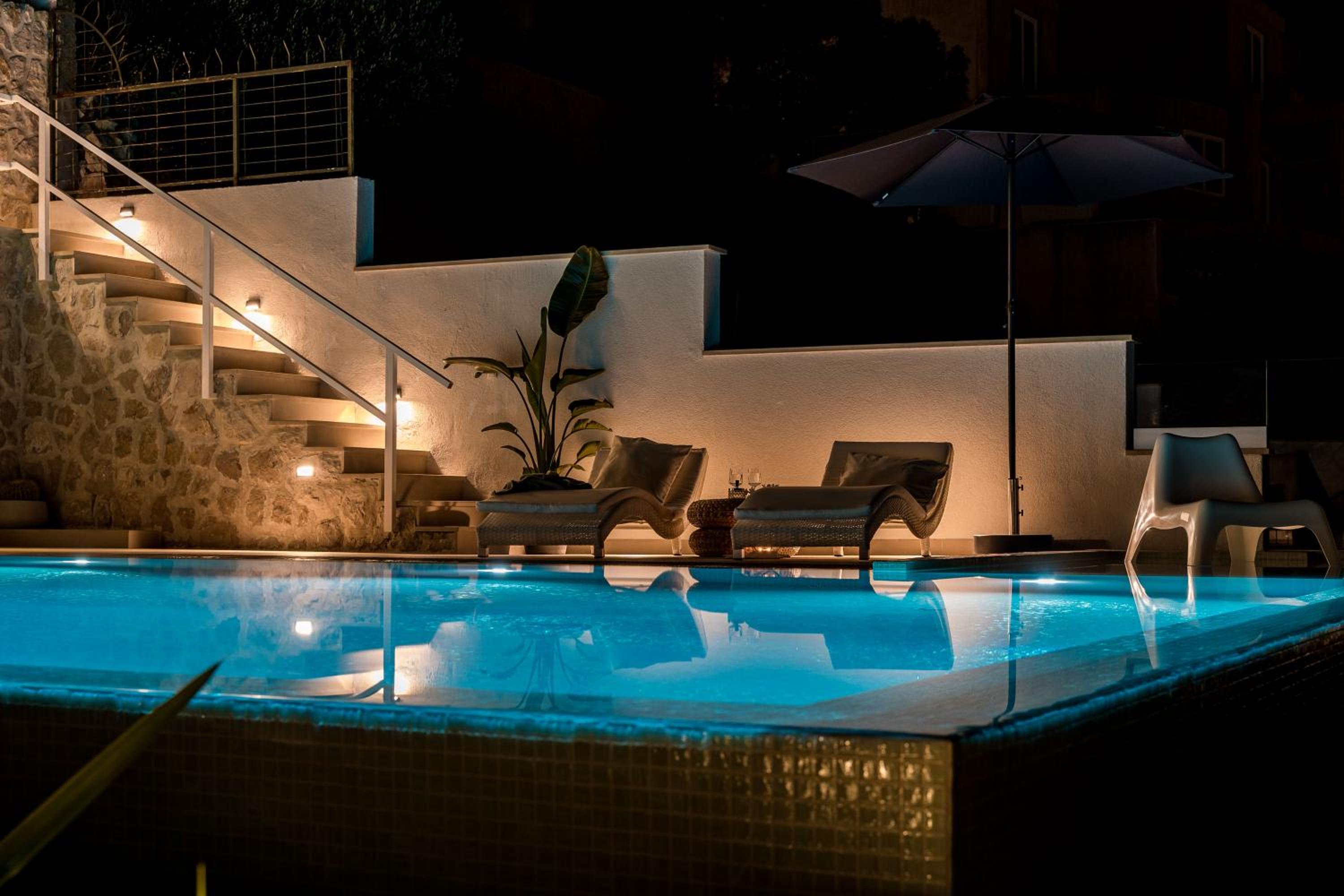Cosy Loft w Private Pool & Patio