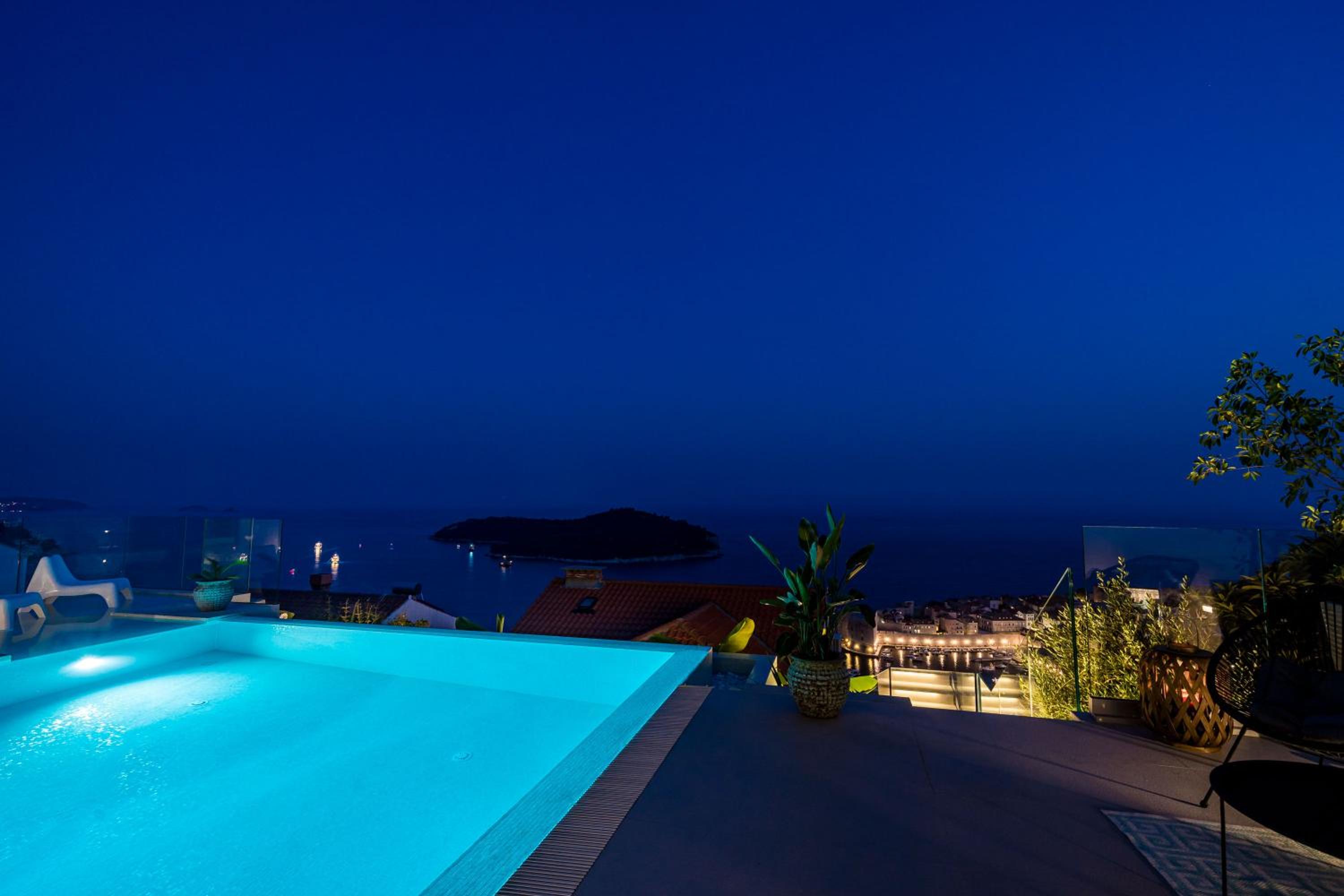 Cosy Loft w Private Pool & Patio