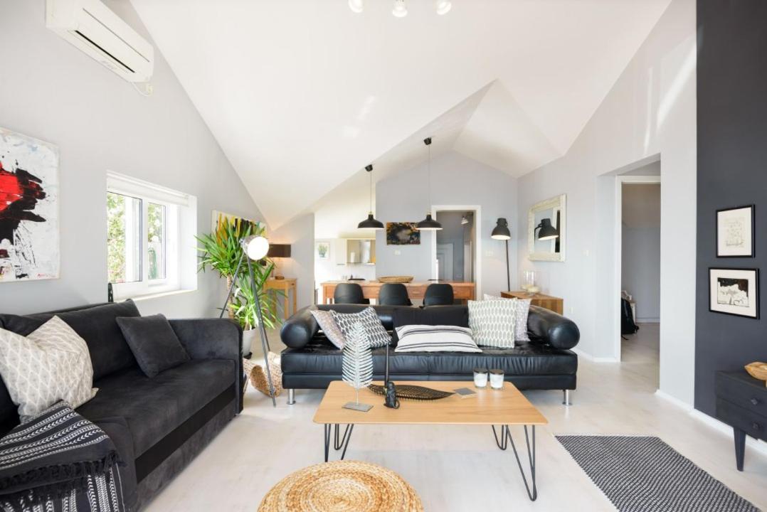 Cosy Loft w Private Pool & Patio