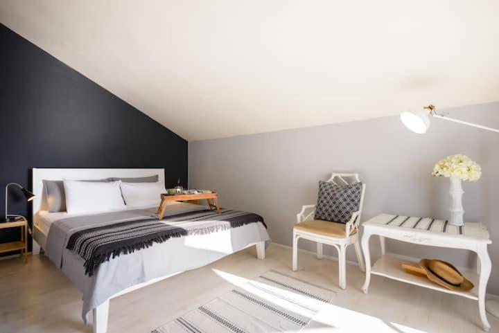Cosy Loft w Private Pool & Patio