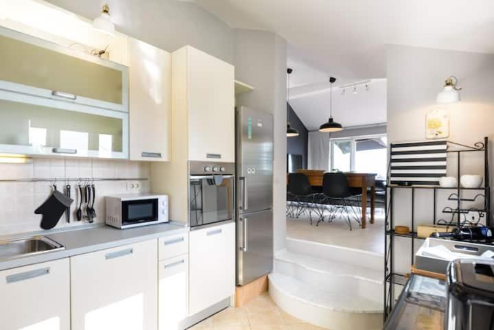 Cosy Loft w Private Pool & Patio