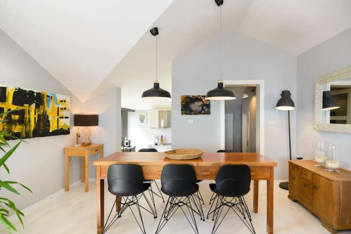 Cosy Loft w Private Pool & Patio