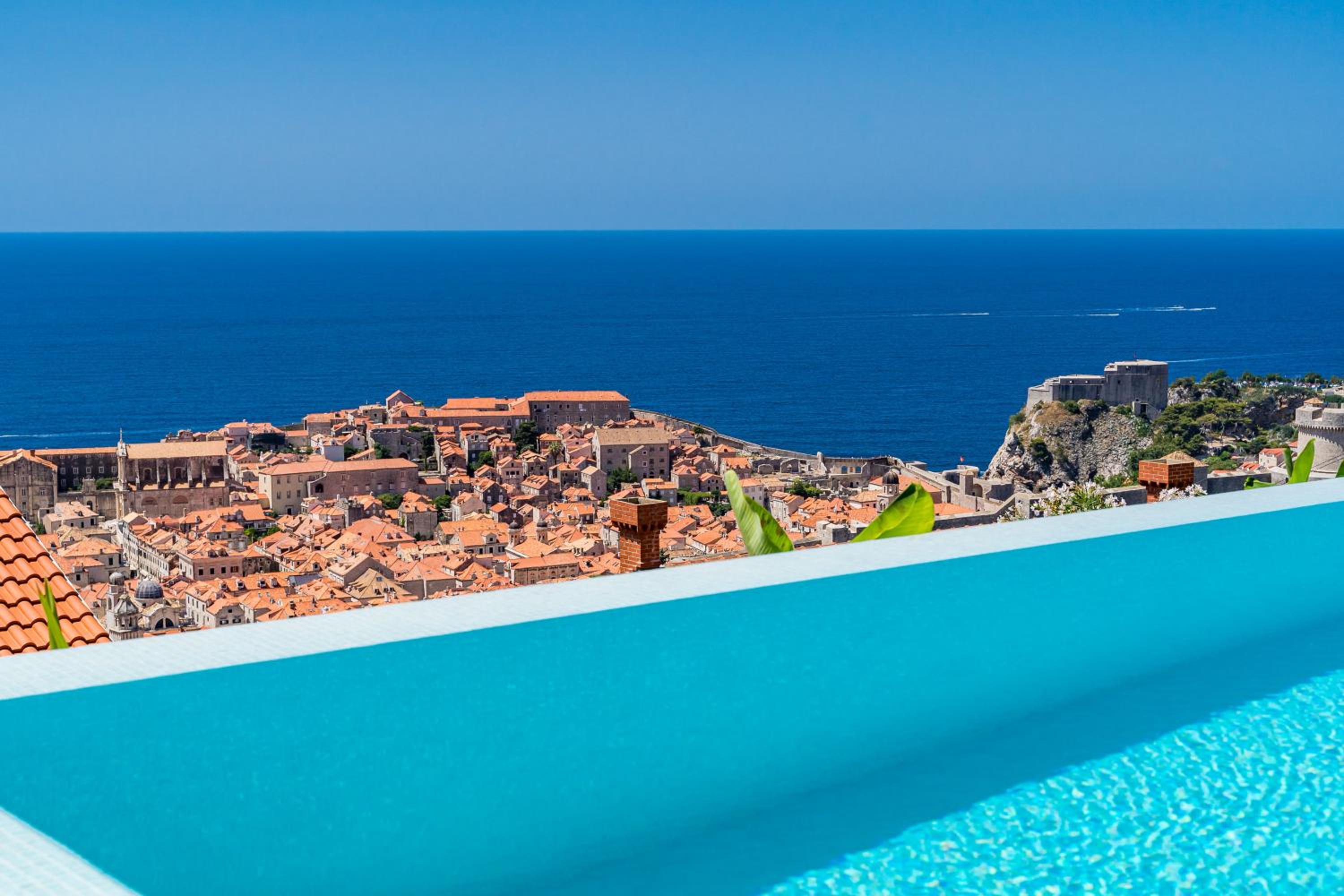 Cosy Loft w Private Pool & Patio