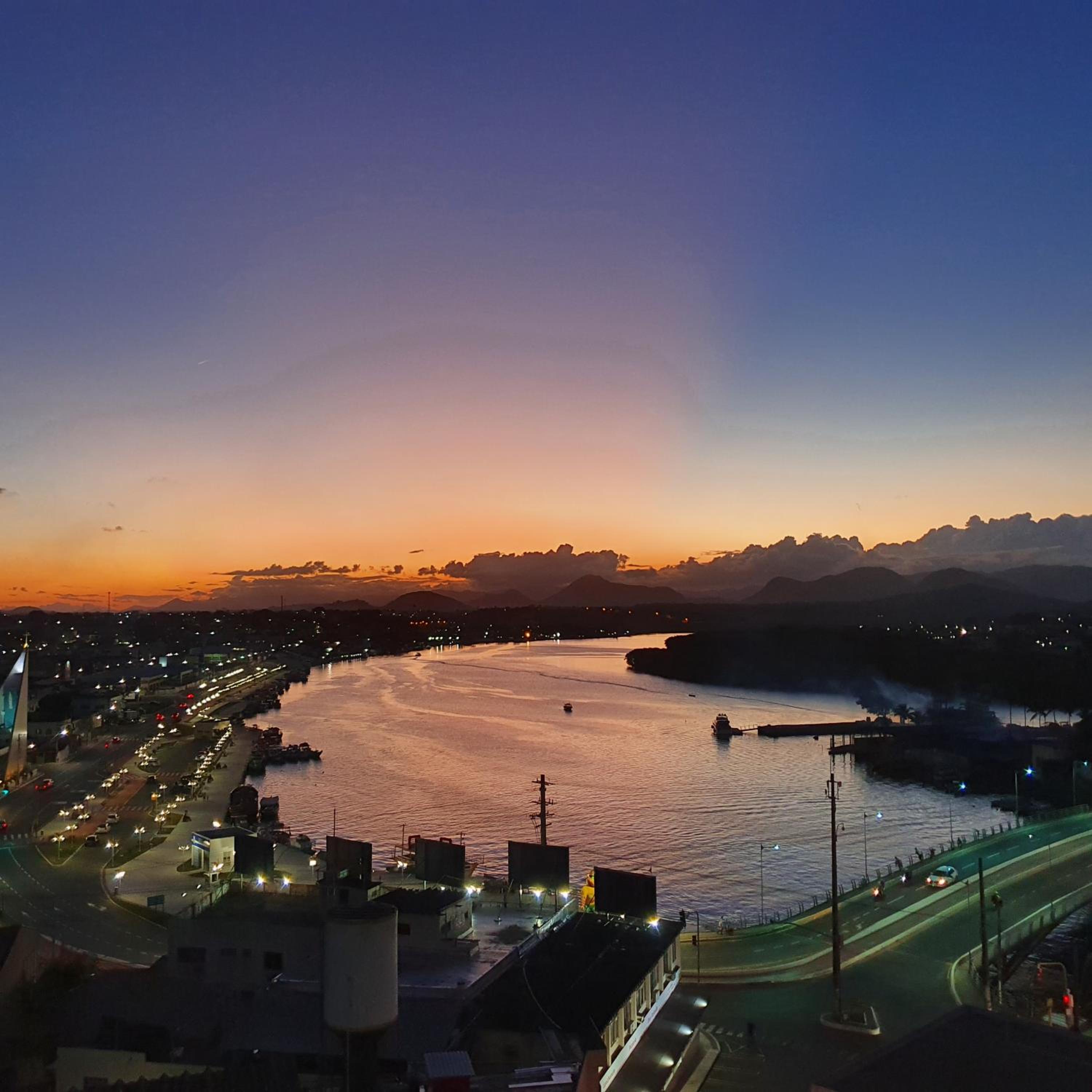 Apt com dois quartos, novo, centro de Guarapari! Varanda gourmet com vista mar, churrasqueira, Smart TV, Wi-Fi 200 MB, Lavadora de roupas e Garagem privati