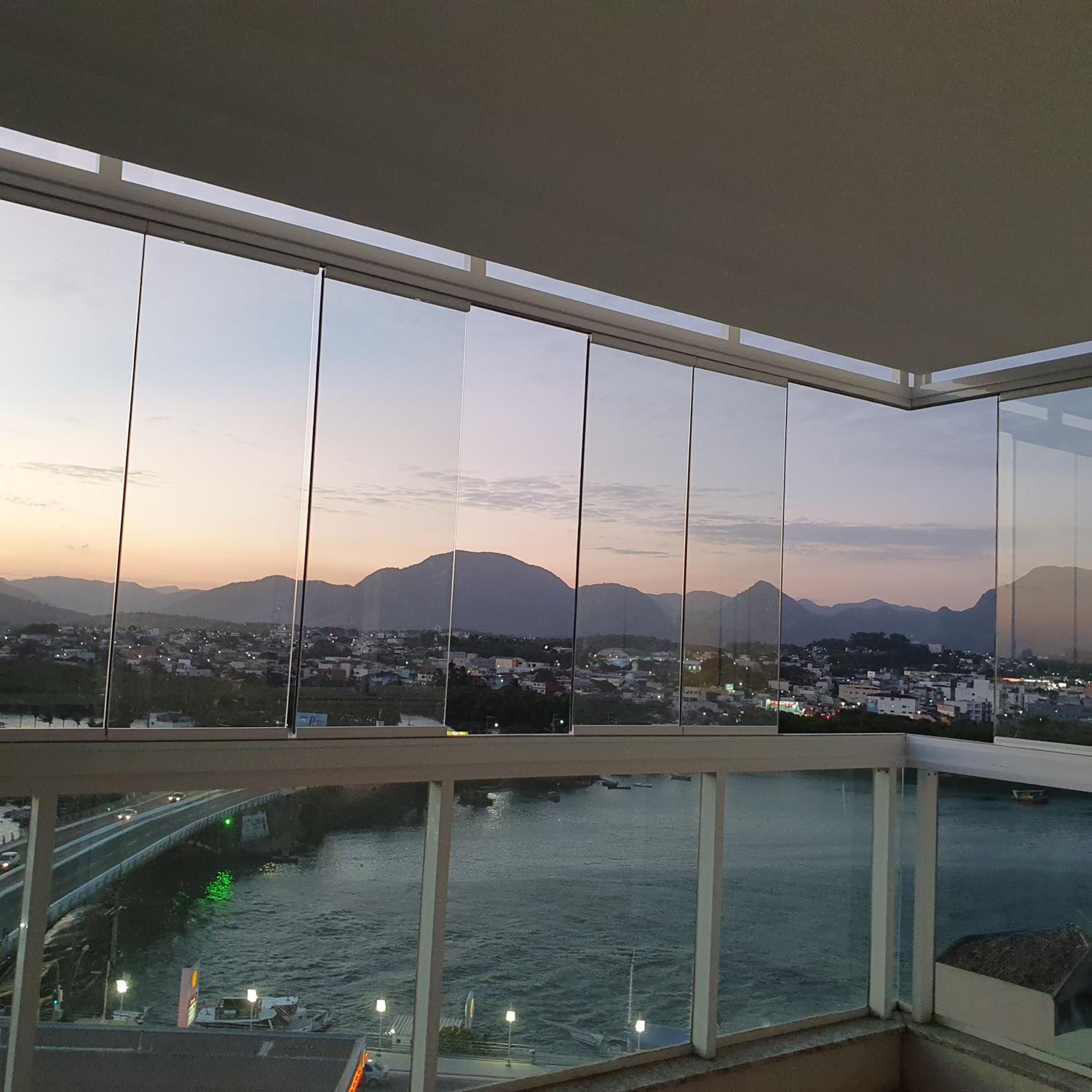 Apt com dois quartos, novo, centro de Guarapari! Varanda gourmet com vista mar, churrasqueira, Smart TV, Wi-Fi 200 MB, Lavadora de roupas e Garagem privati