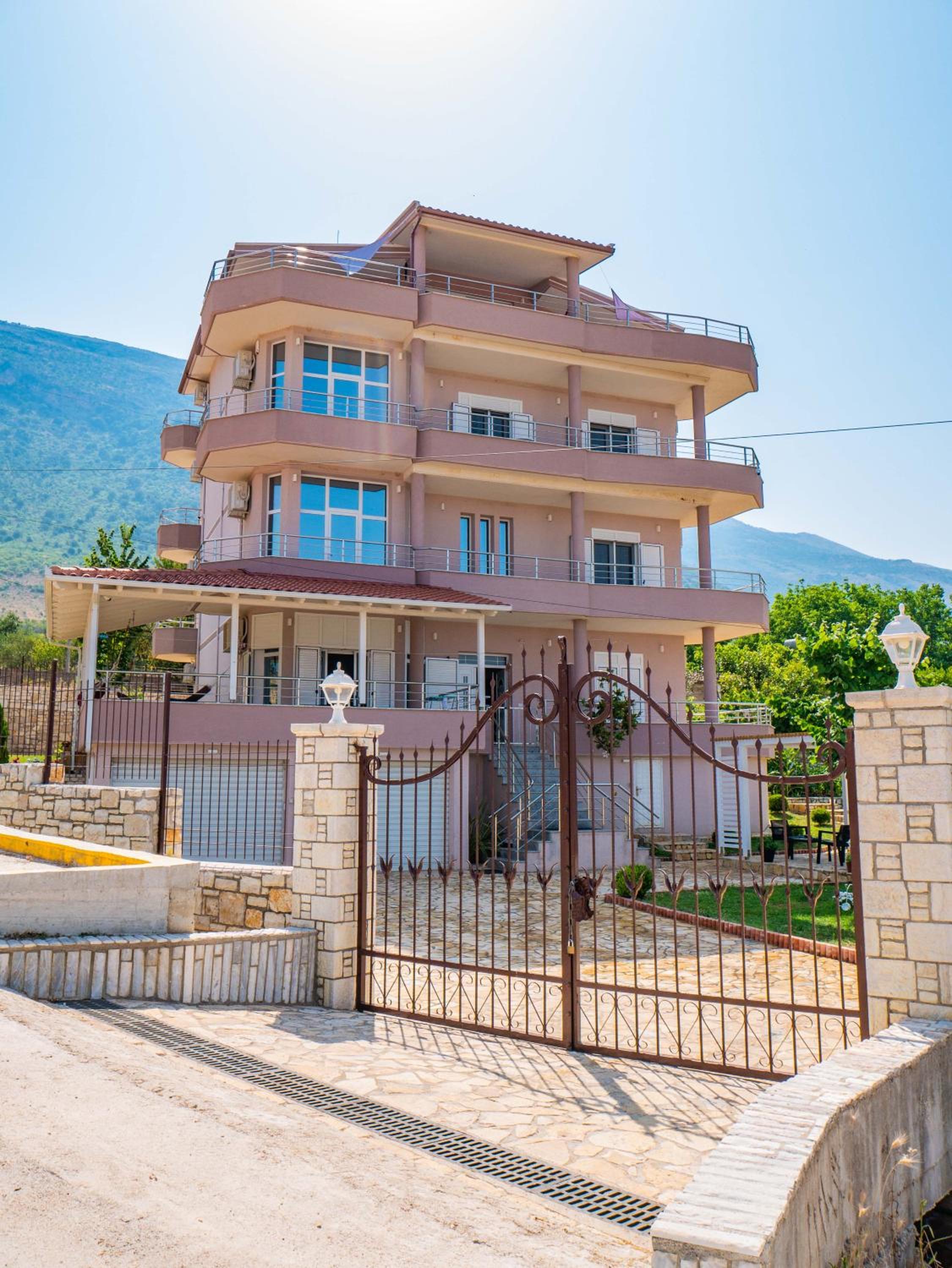 Modern Apartament between sea and mountain