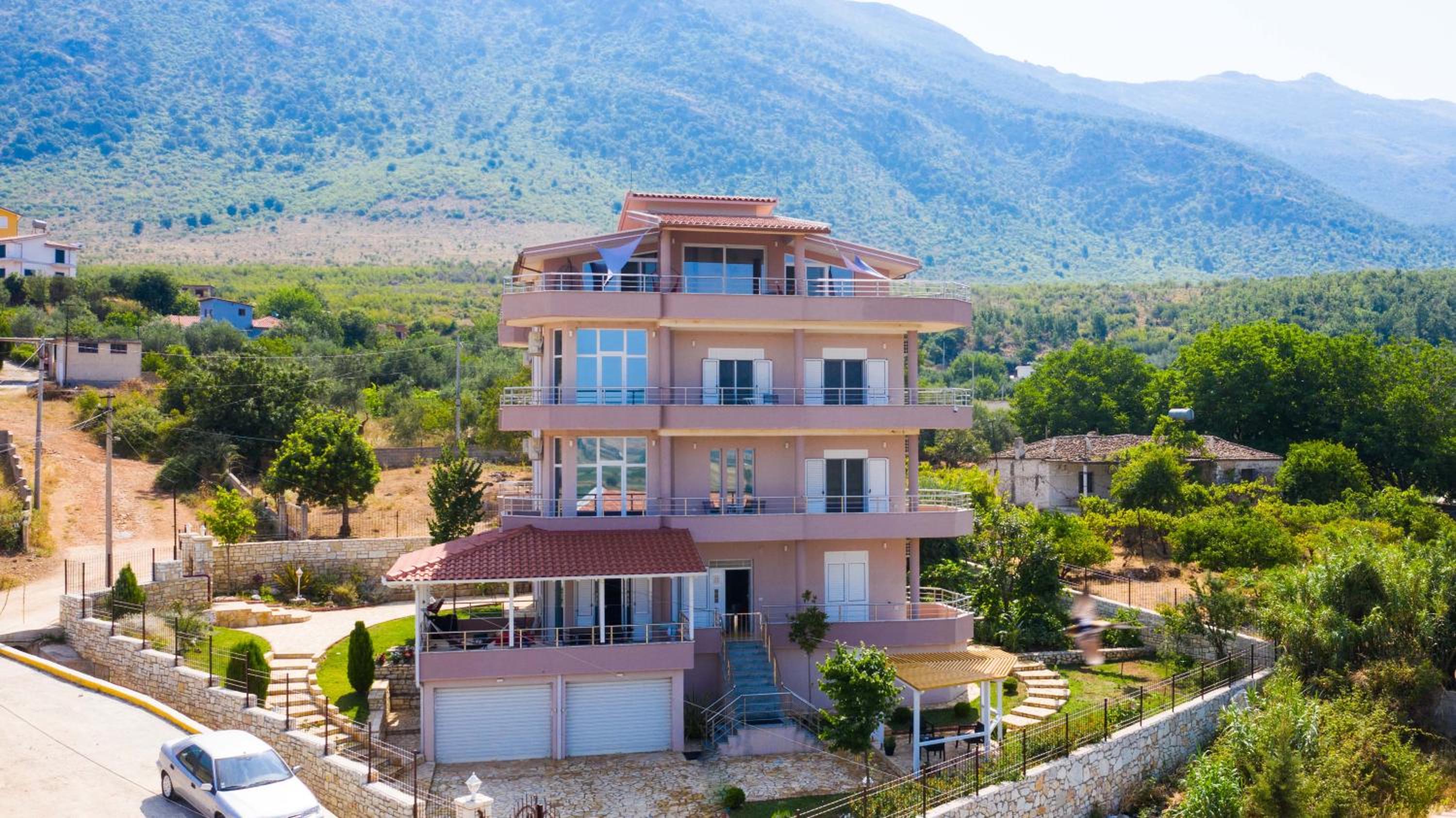 Modern Apartament between sea and mountain