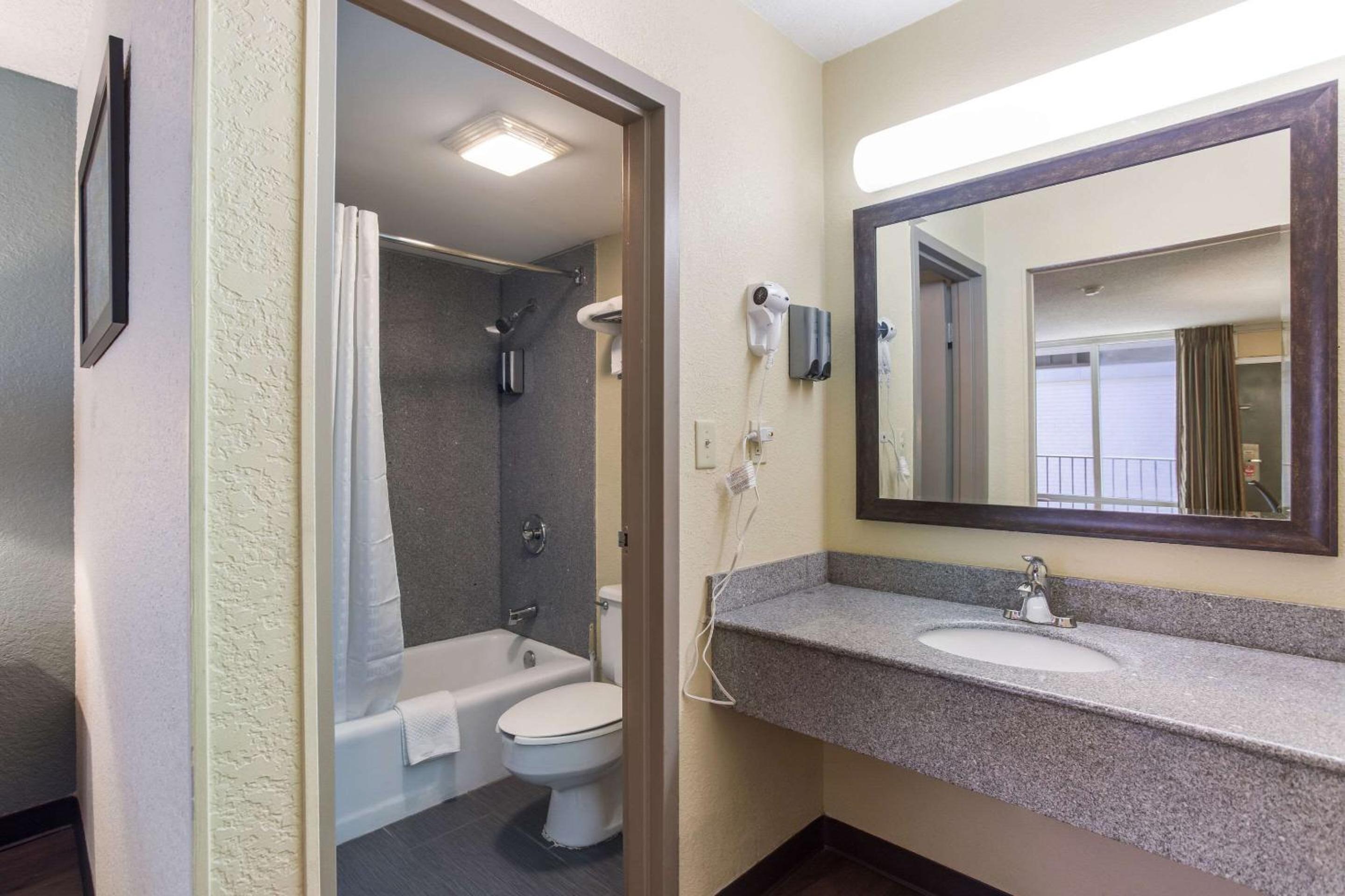 Econo Lodge Gallatin - Metro Nashville - Property Image 10