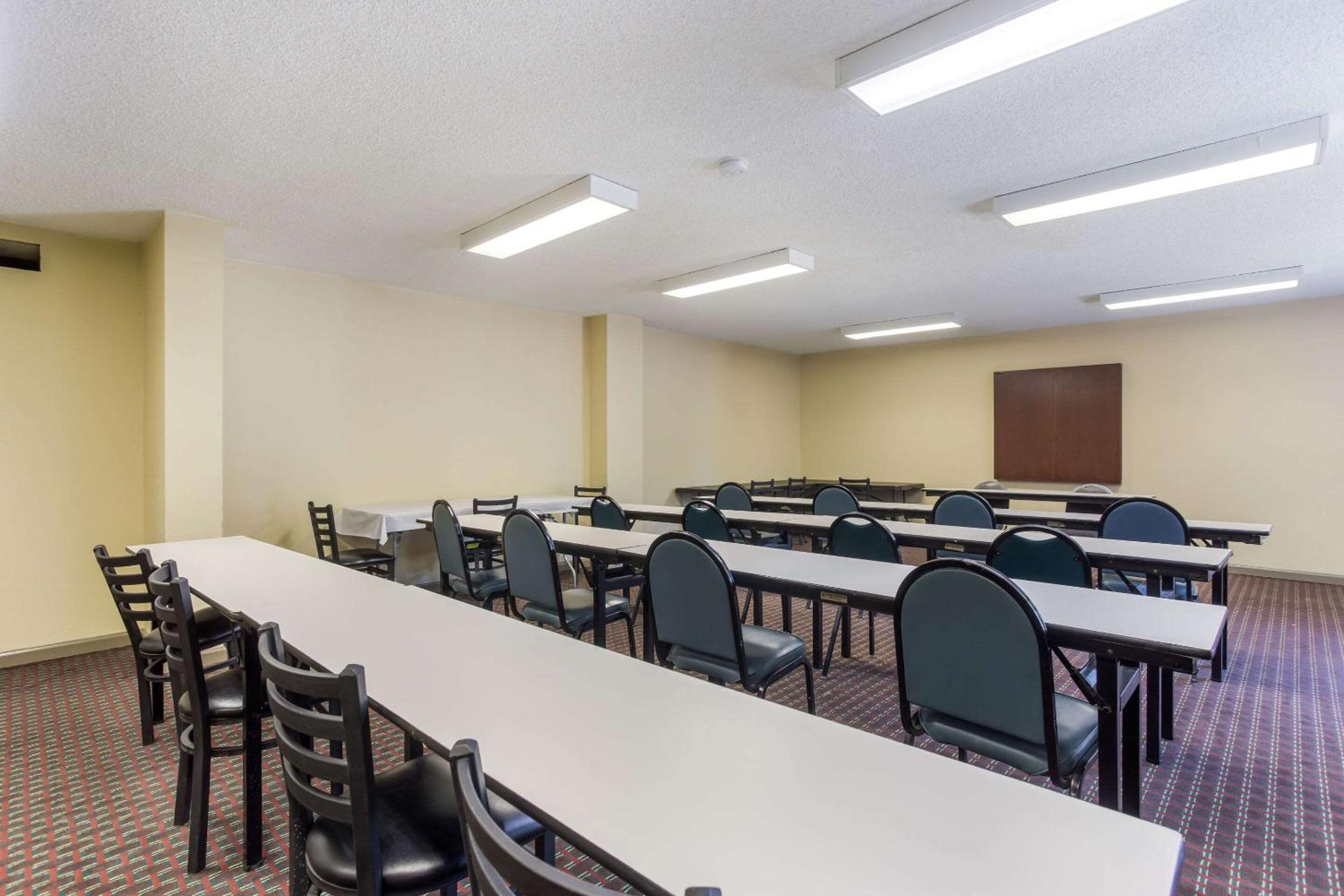 Econo Lodge Gallatin - Metro Nashville - Property Image 5