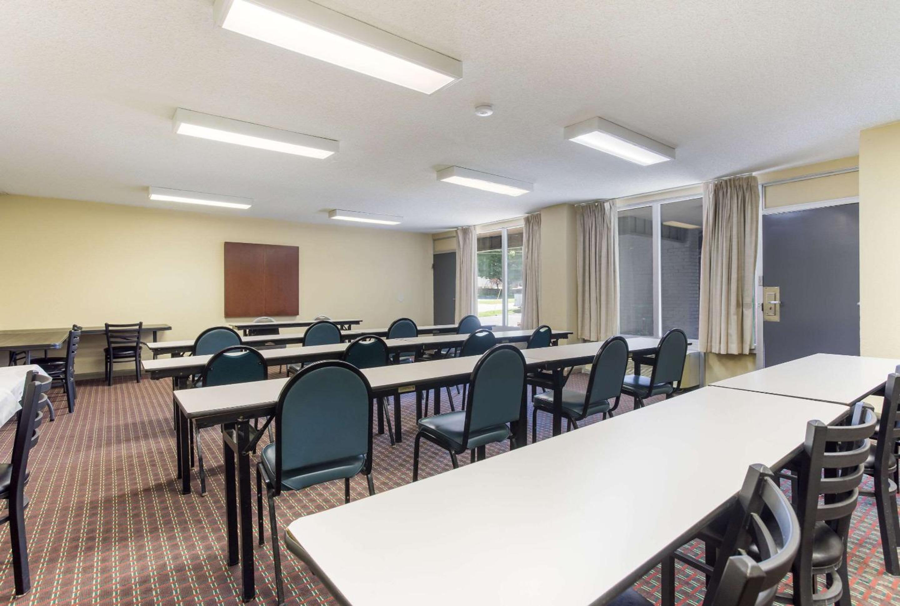 Econo Lodge Gallatin - Metro Nashville - Property Image 4