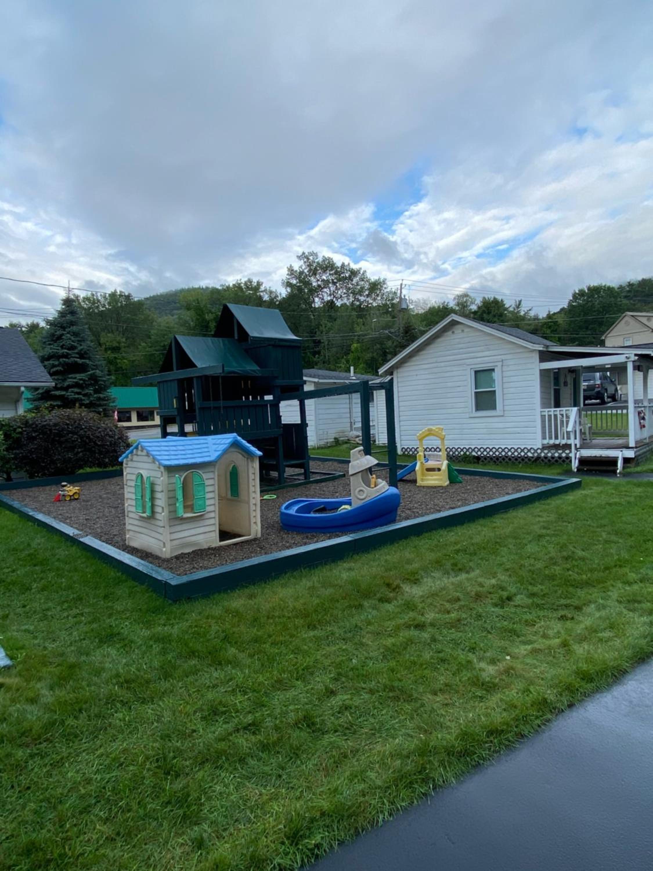 Brookside Motel & Cabins