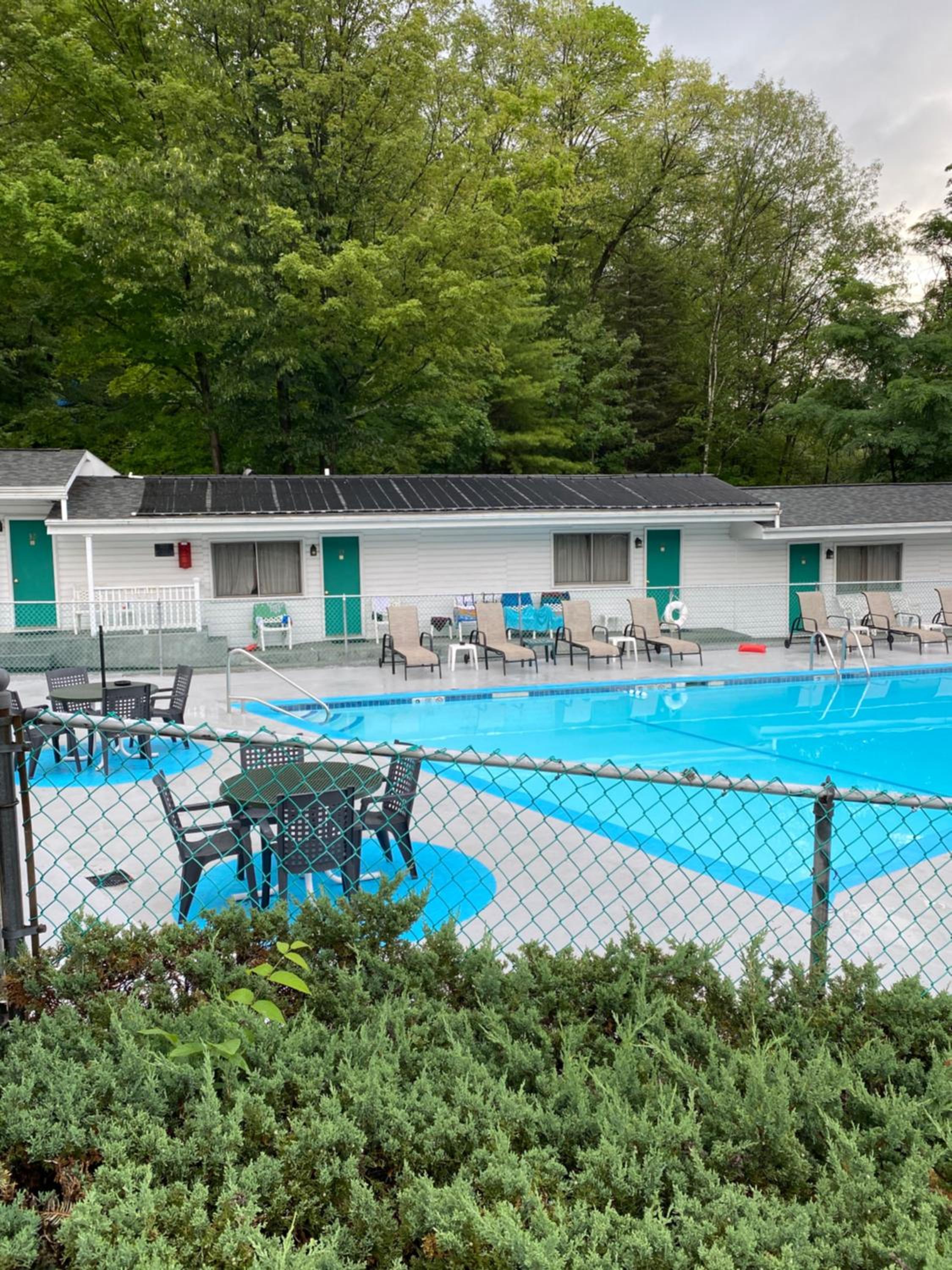Brookside Motel & Cabins