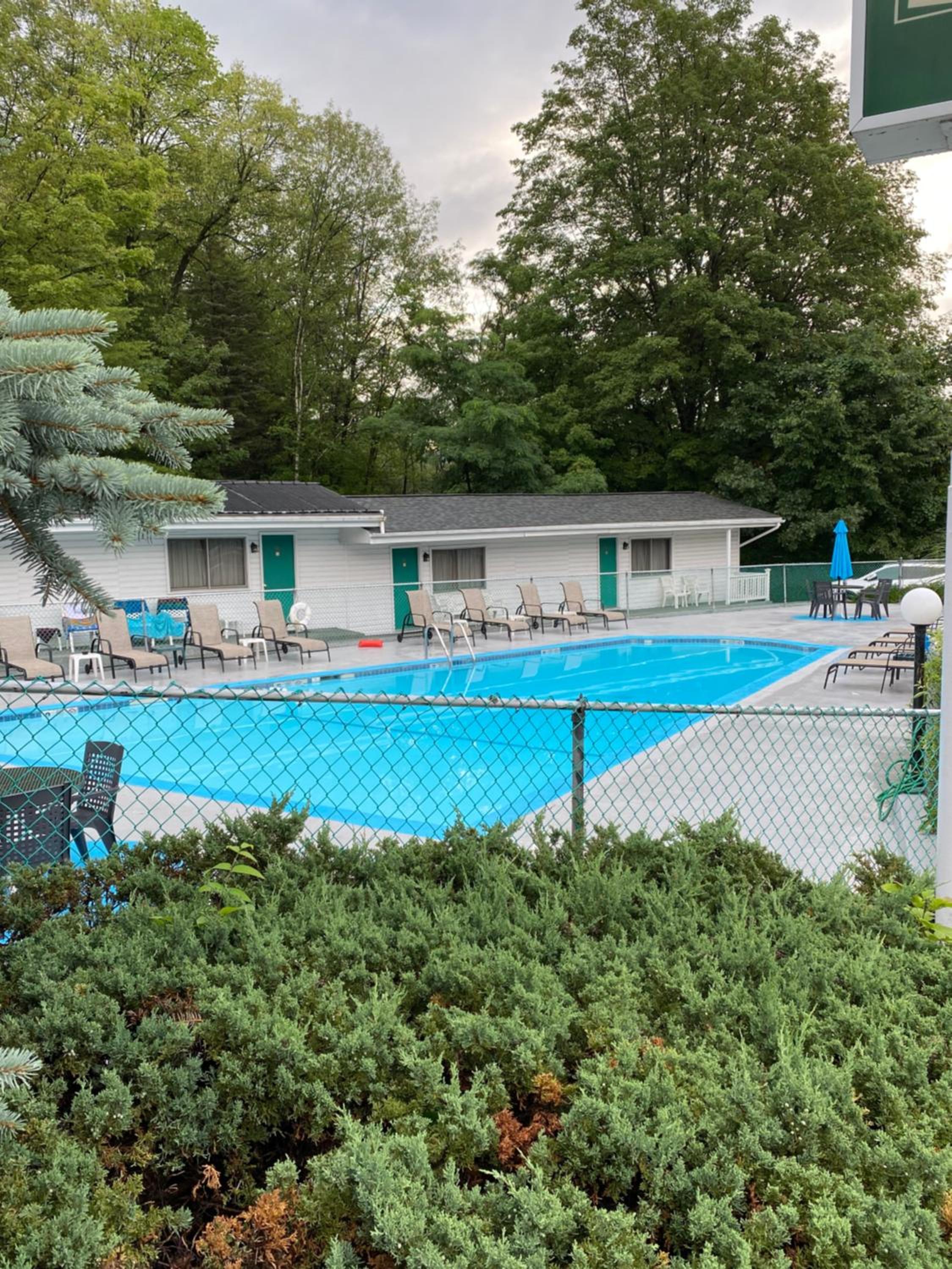 Brookside Motel & Cabins
