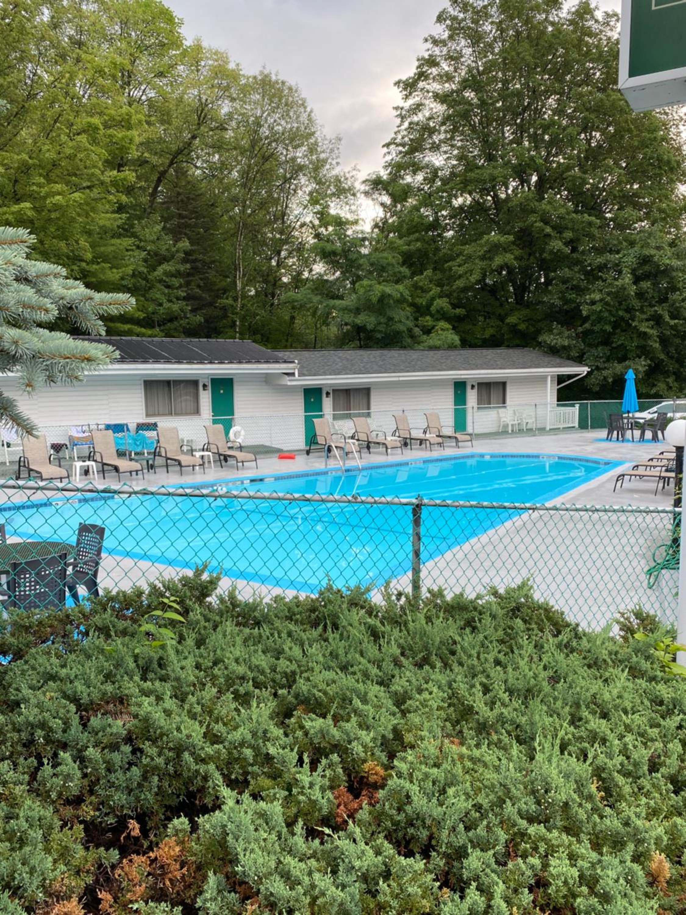 Brookside Motel & Cabins