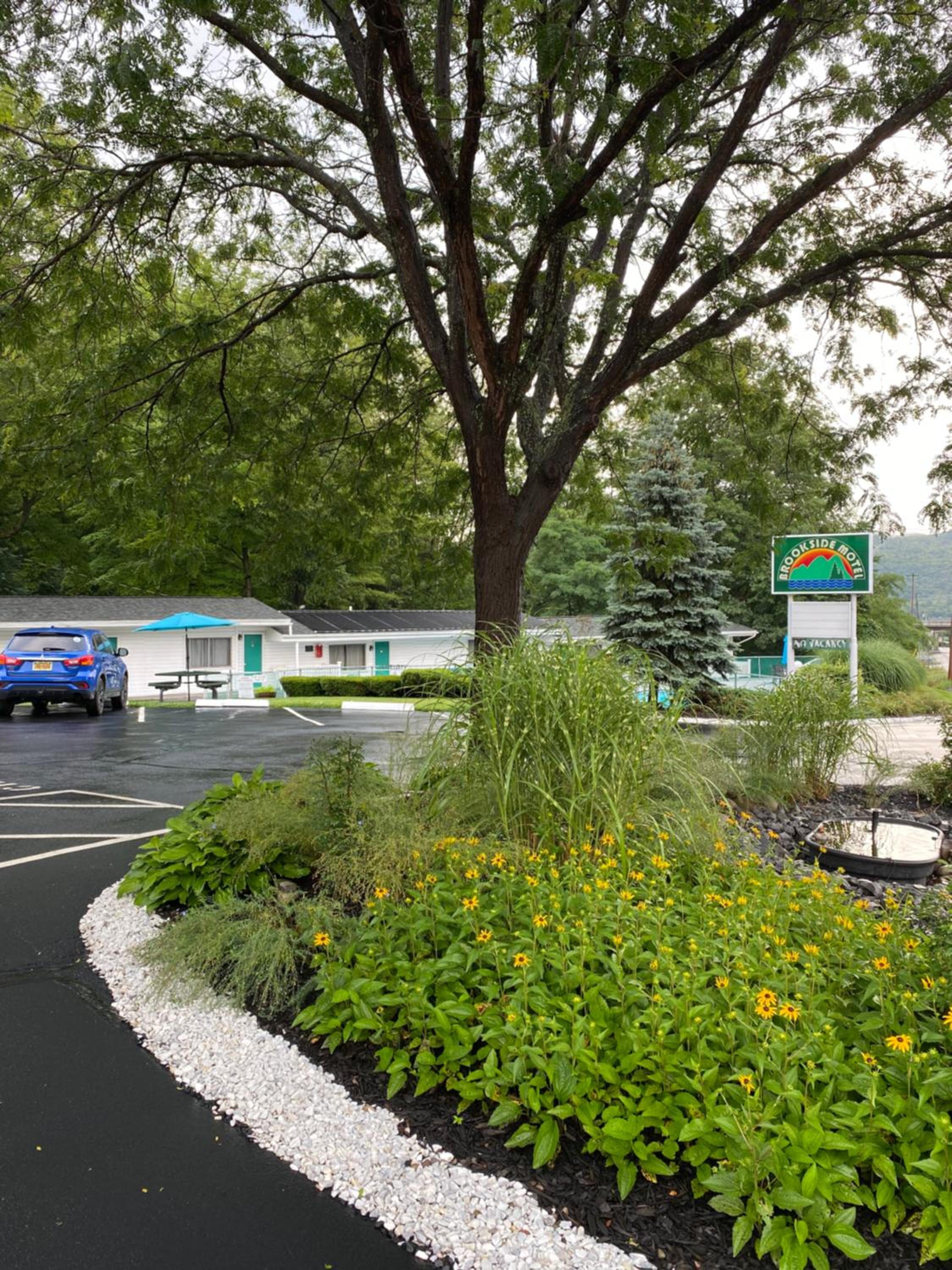 Brookside Motel & Cabins