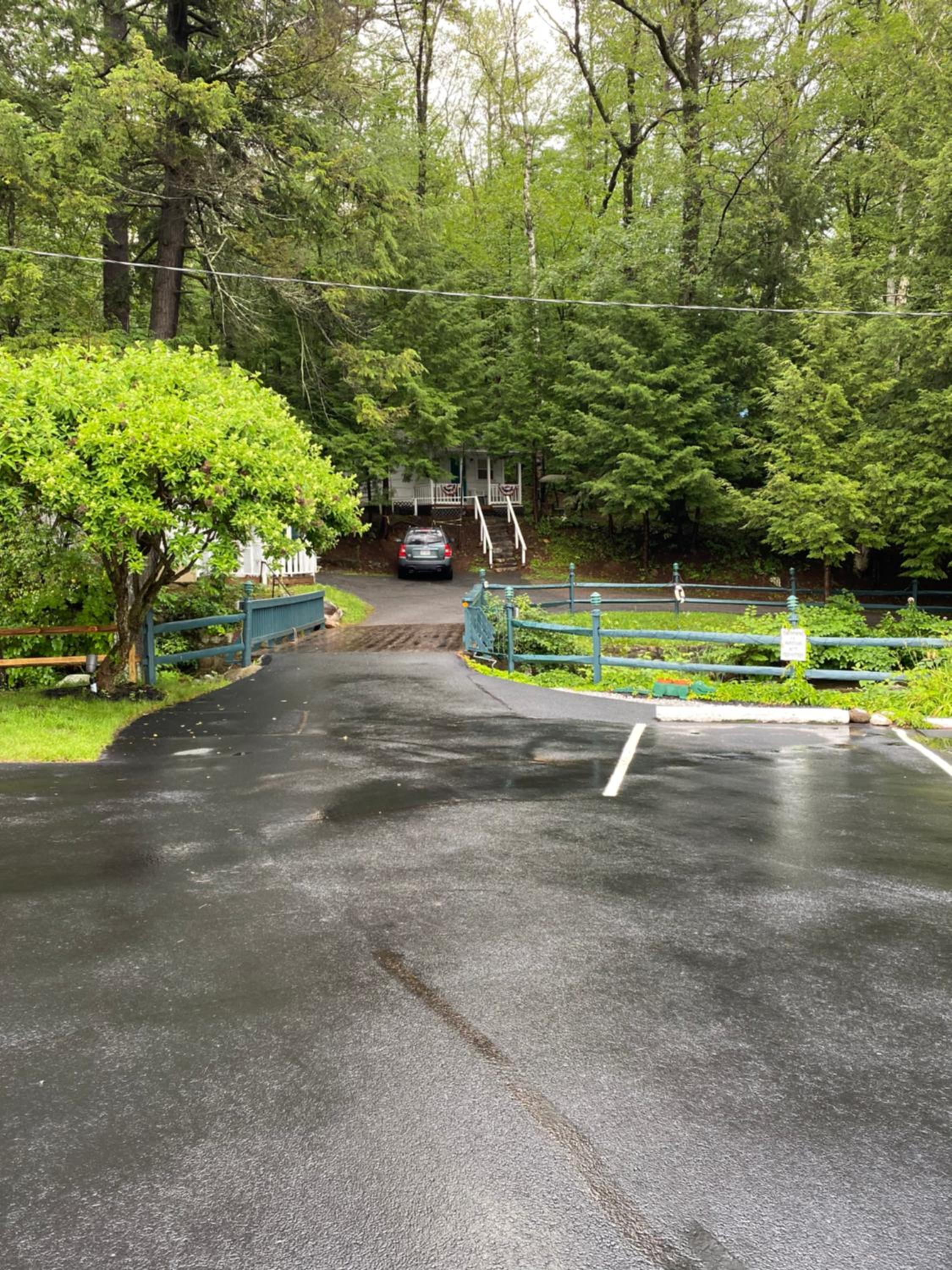 Brookside Motel & Cabins