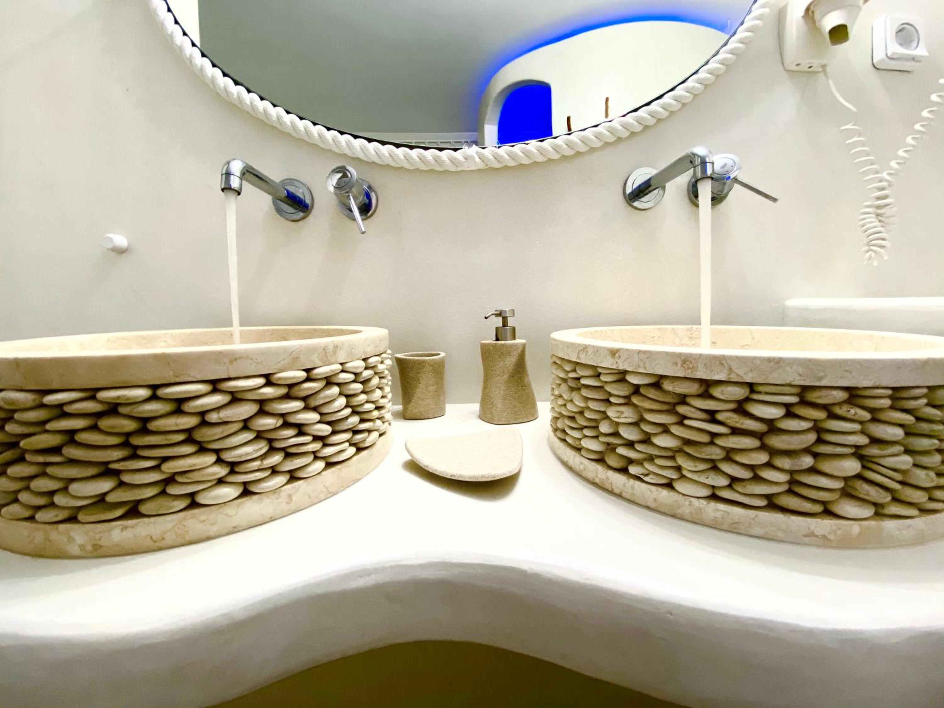 Deluxe Studios & Suites Ageri-Milos photo 3