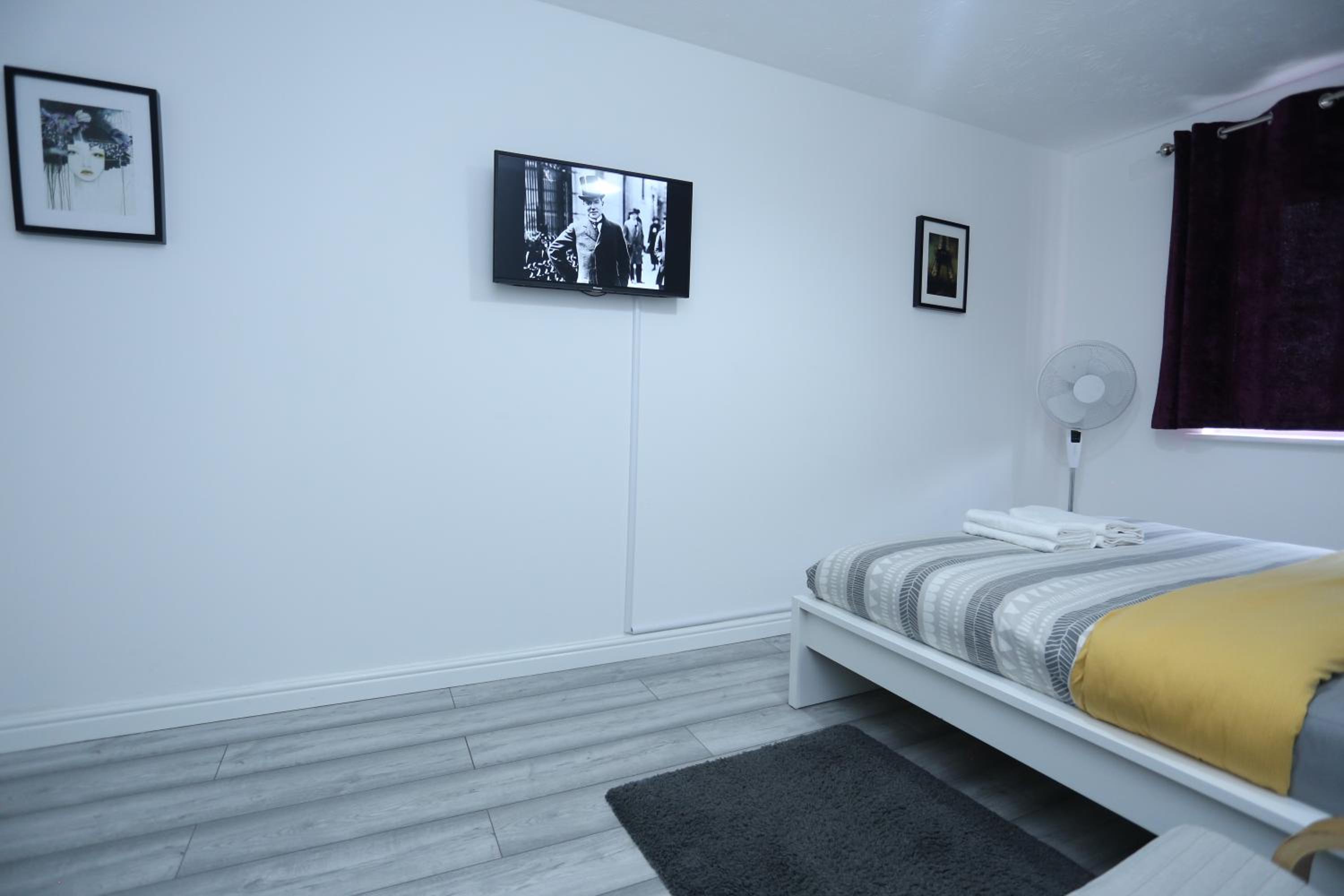 Modern 2 Bedroom Flat, with Free Parking, and WIFI view 2