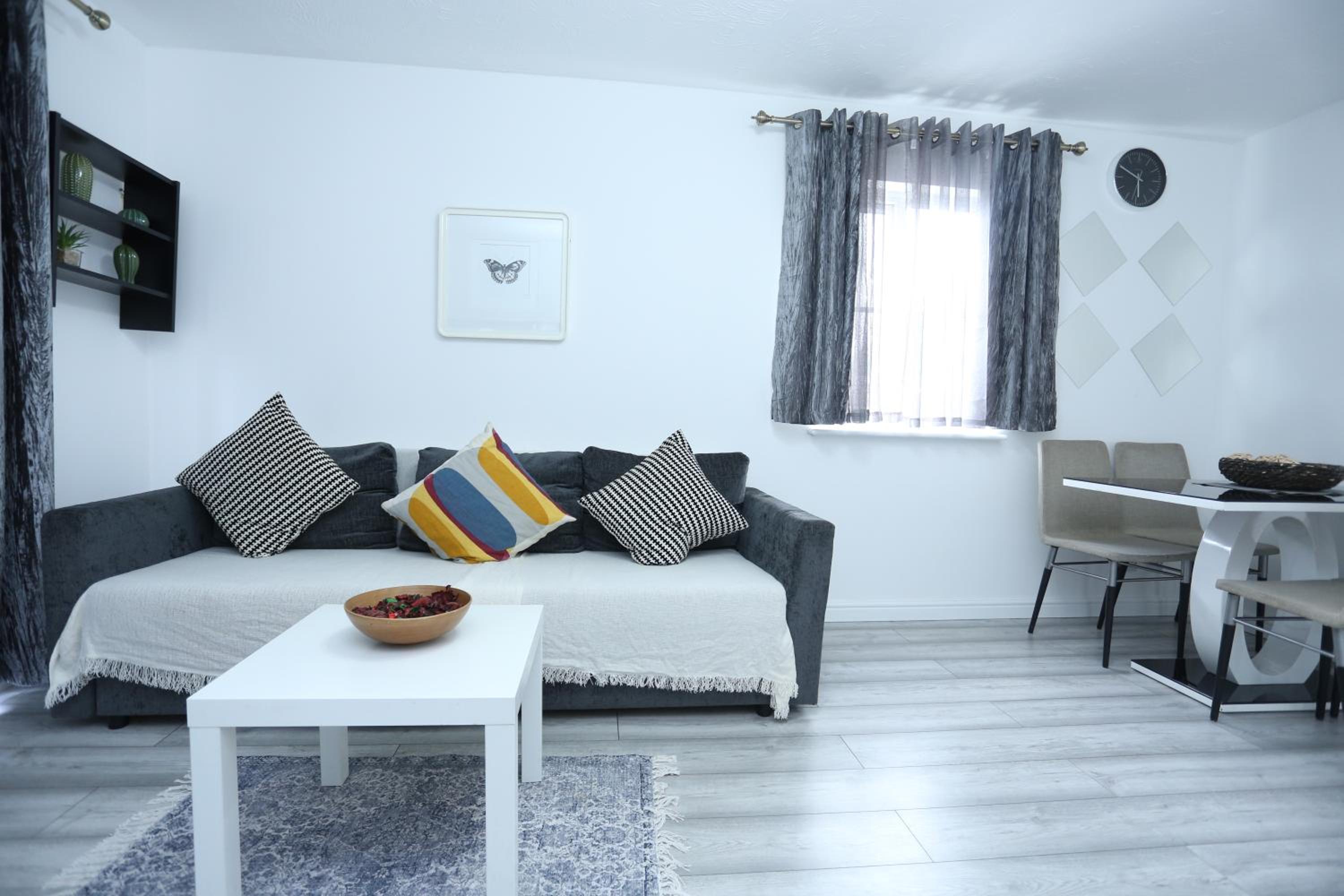 Modern 2 Bedroom Flat, with Free Parking, and WIFI view 3