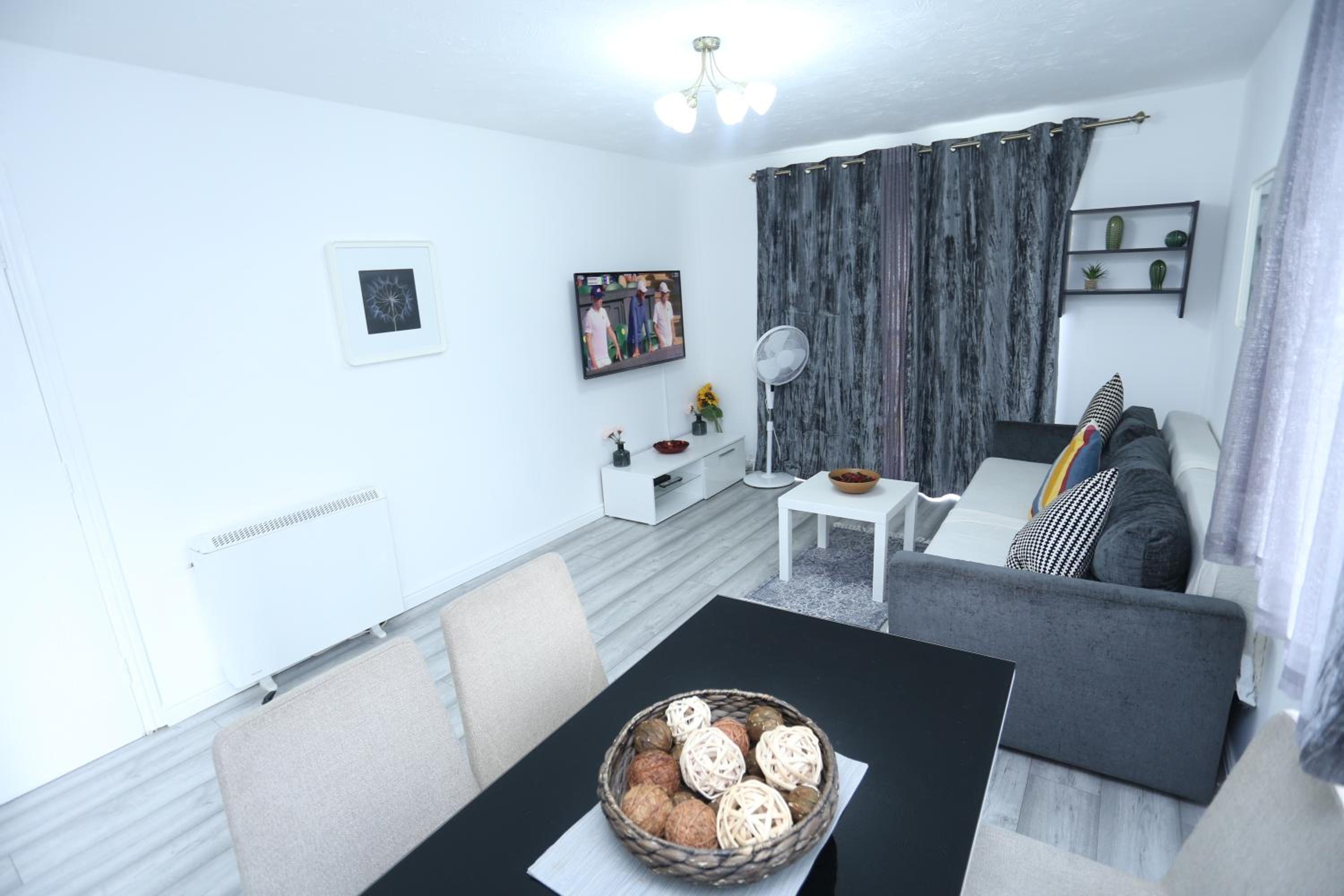 Modern 2 Bedroom Flat, with Free Parking, and WIFI view 4