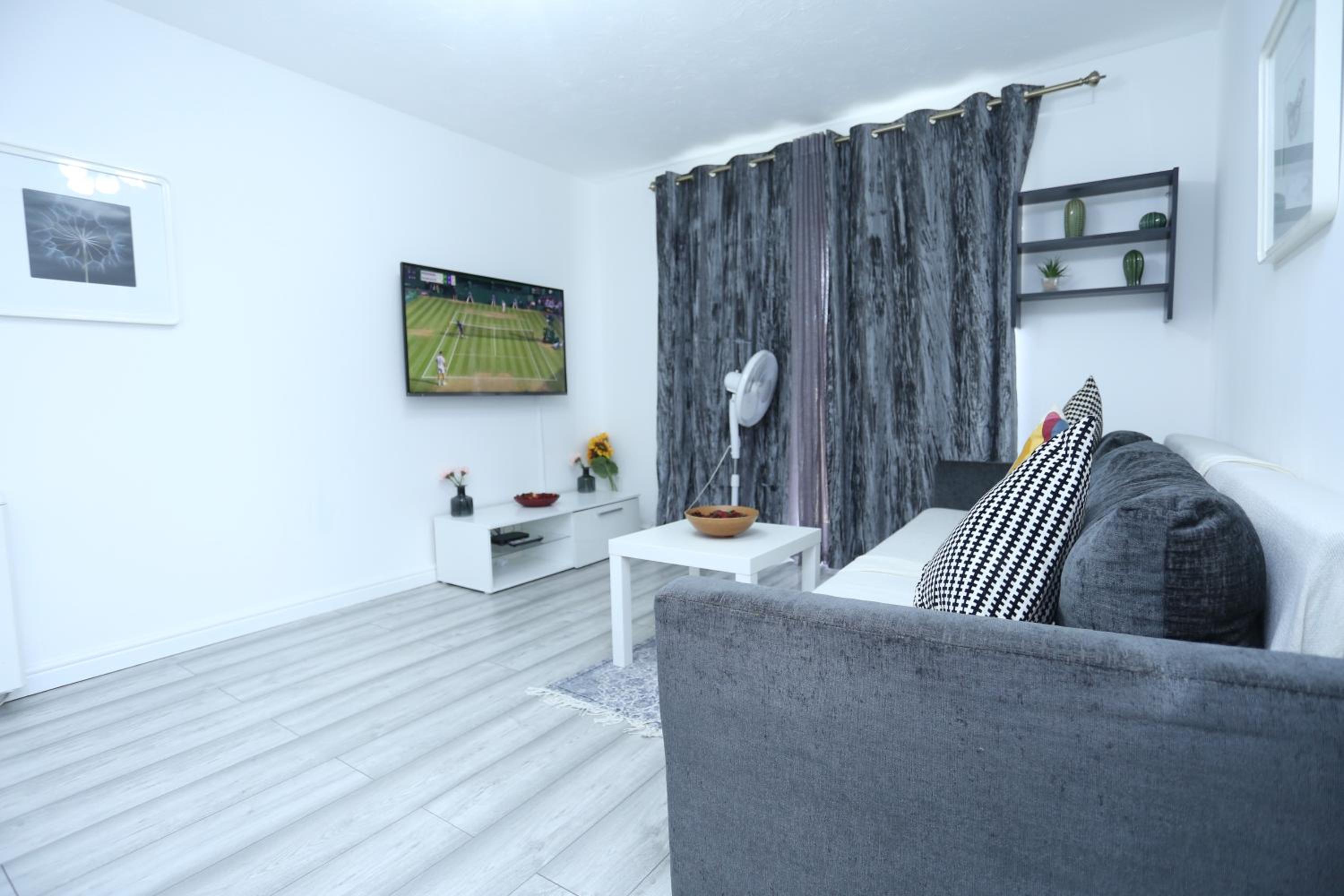 Modern 2 Bedroom Flat, with Free Parking, and WIFI view 5