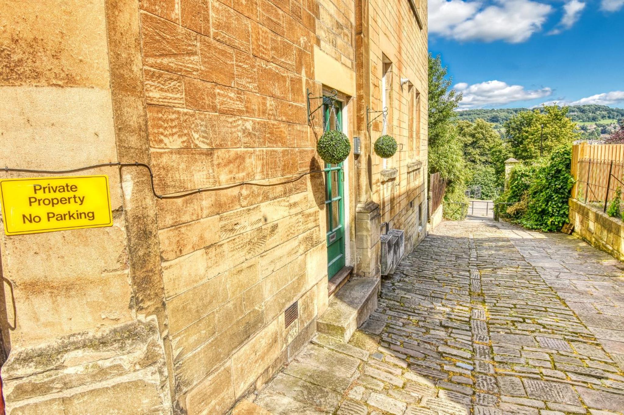 2 Bedroom Apartment in Bath city centre with Garden & Free Parking view 4