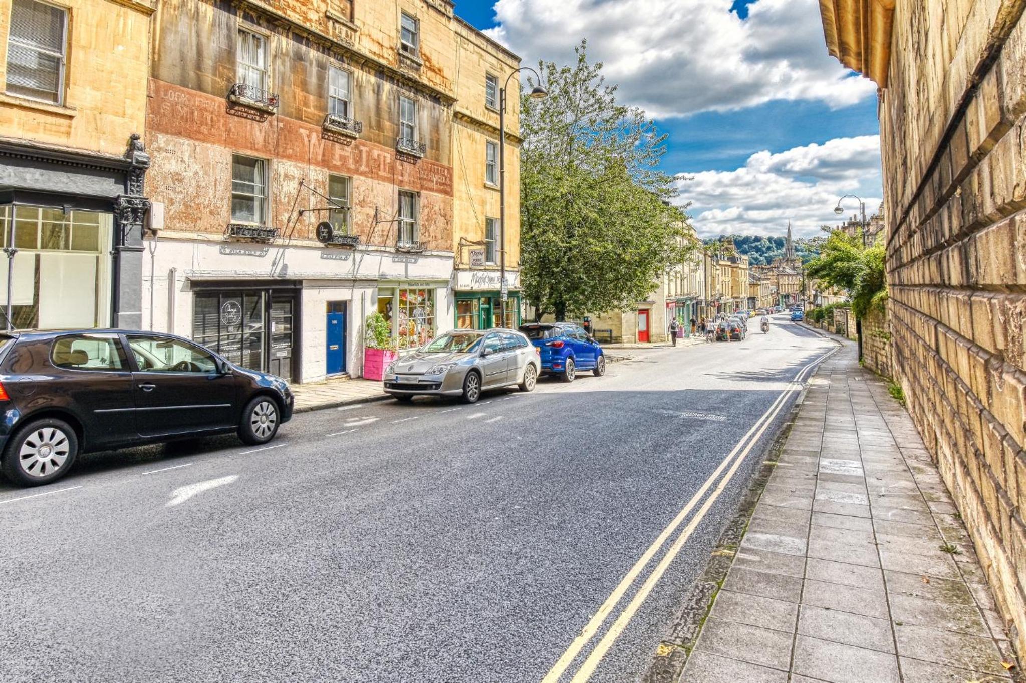 2 Bedroom Apartment in Bath city centre with Garden & Free Parking view 5