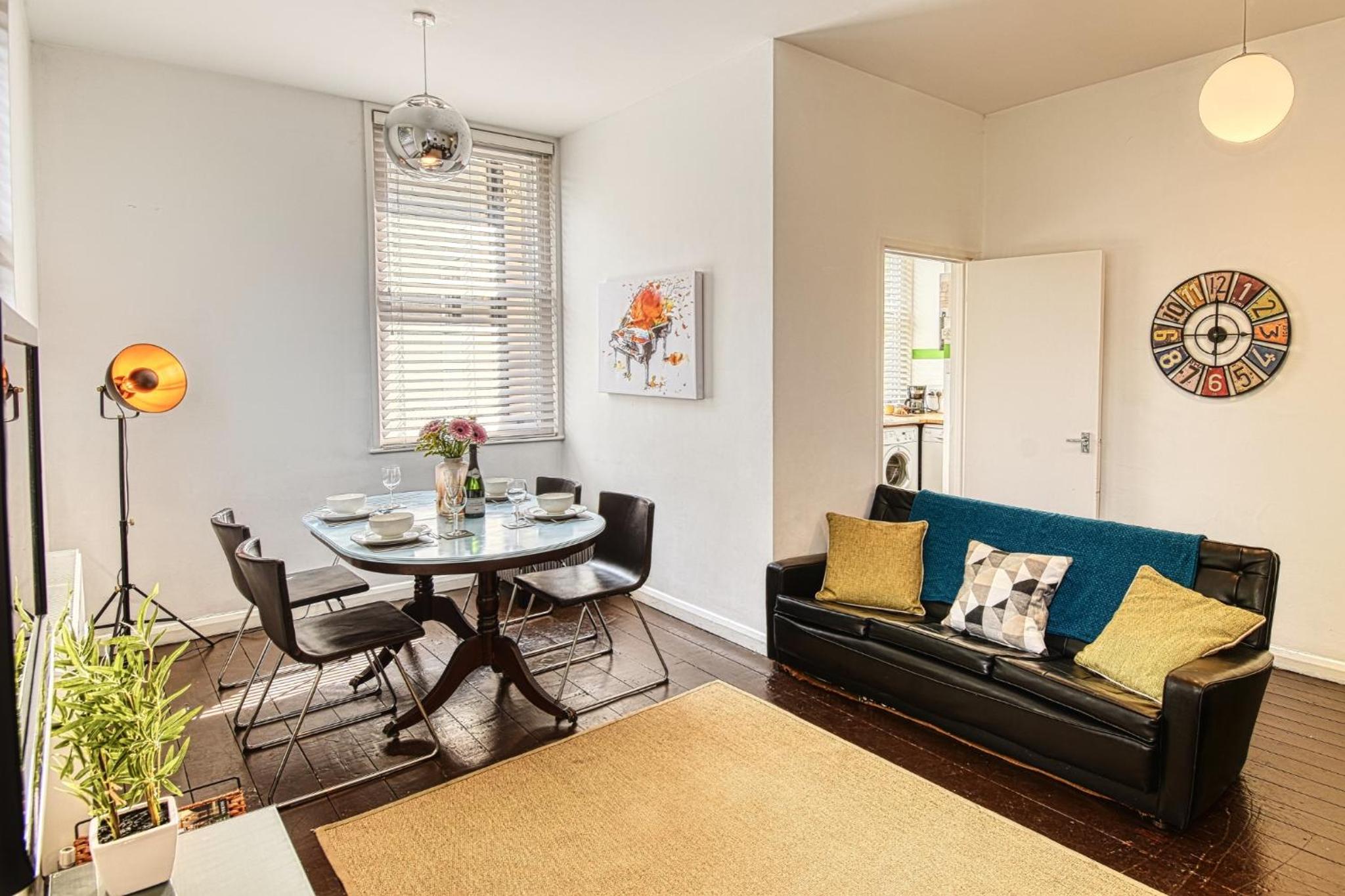 2 Bedroom Apartment in Bath city centre with Garden & Free Parking view 2