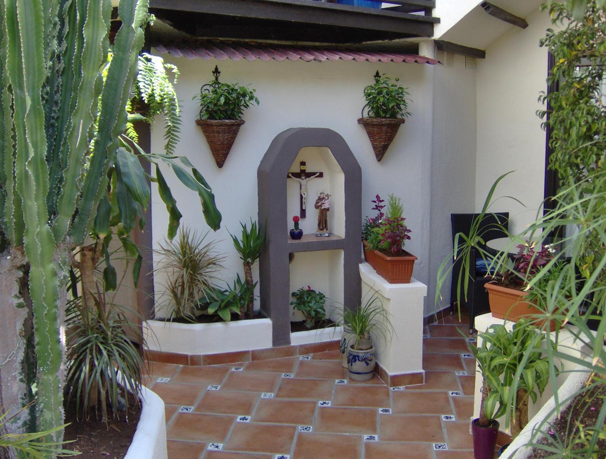 Mediterranean holiday home with small patio-terrace