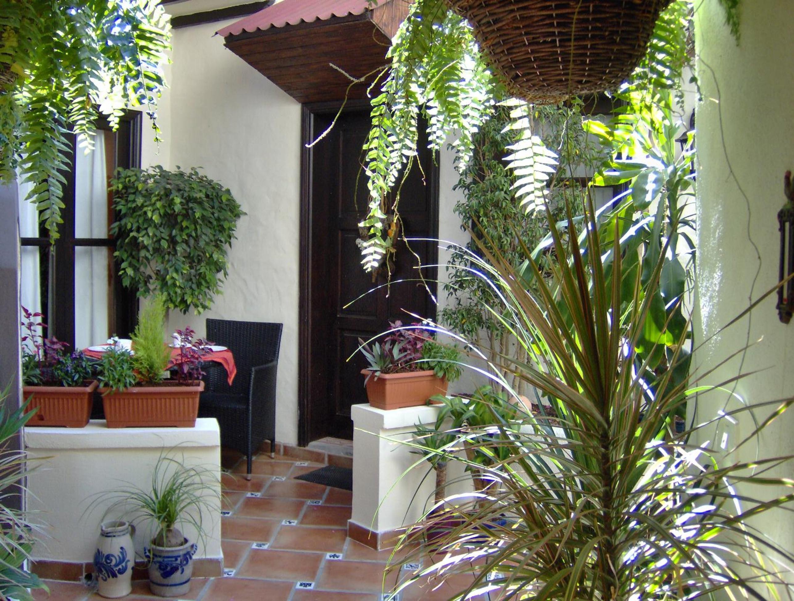 Mediterranean holiday home with small patio-terrace
